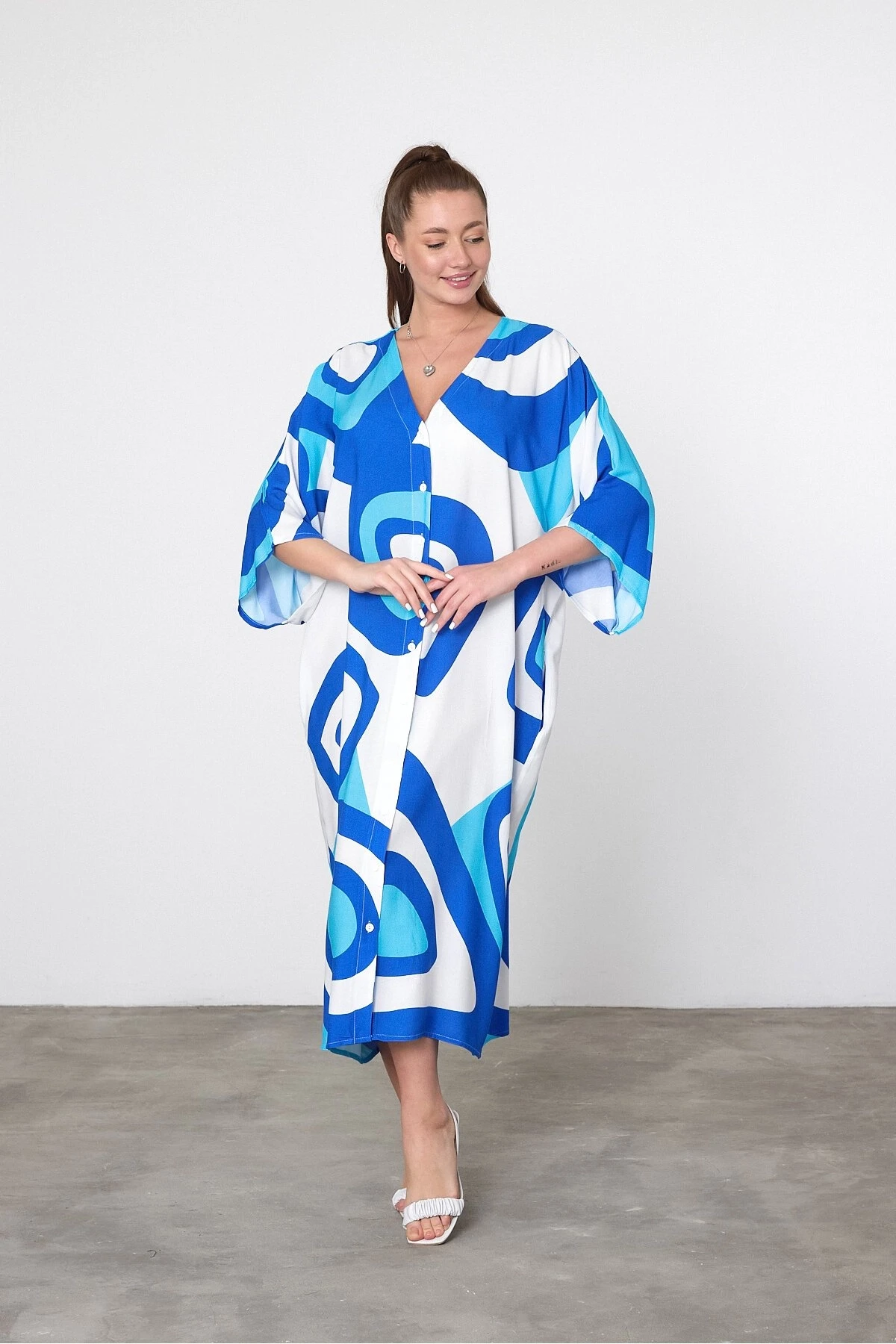 Kadın Beyaz Mavi Desenli Büyük Beden Düğmeli Gömlek Elbise HZL25S-VM19051