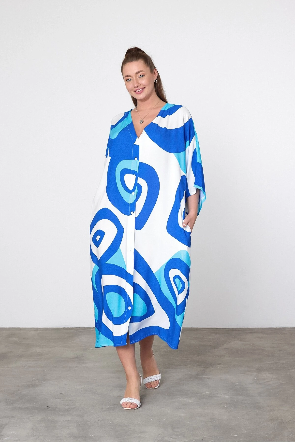 Kadın Beyaz Mavi Desenli Büyük Beden Düğmeli Gömlek Elbise HZL25S-VM19051