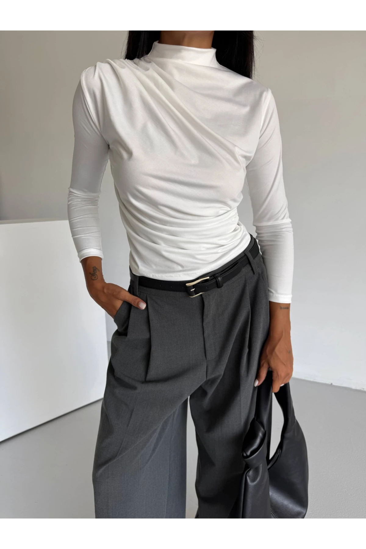 Kadın Beyaz Omuz ve Beli Büzgülü Yarım Balıkçı Yaka Sandy Bluz HZL24W-FRY122451