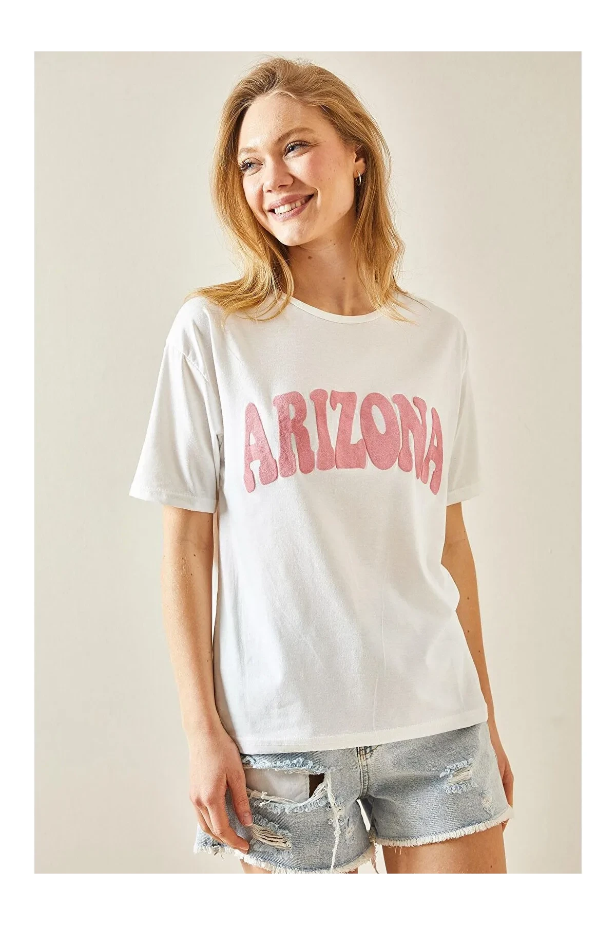 Kadın Beyaz Pembe Arizona Baskılı Bisiklet Yaka T-Shirt HZL24S-DSB120261