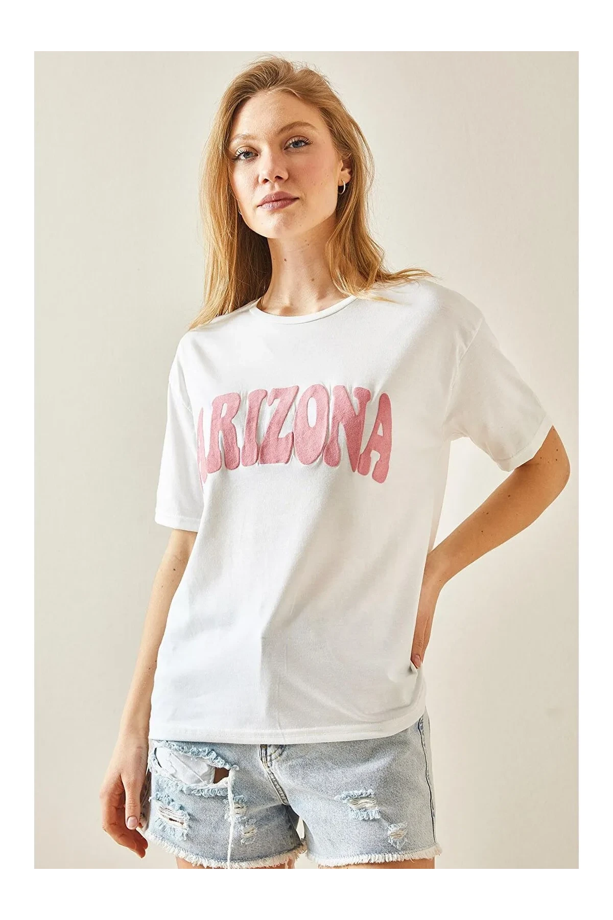 Kadın Beyaz Pembe Arizona Baskılı Bisiklet Yaka T-Shirt HZL24S-DSB120261