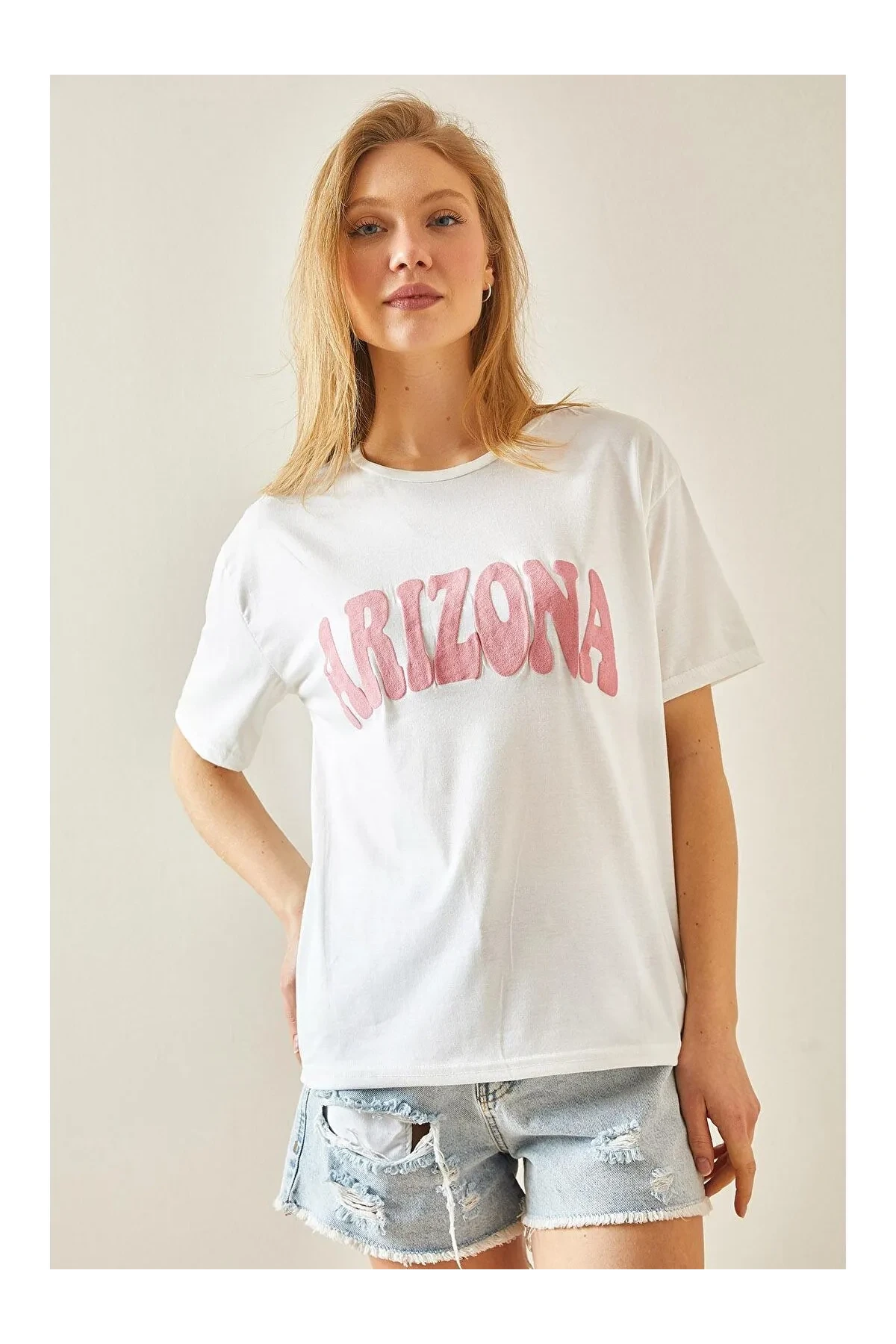 Kadın Beyaz Pembe Arizona Baskılı Bisiklet Yaka T-Shirt HZL24S-DSB120261