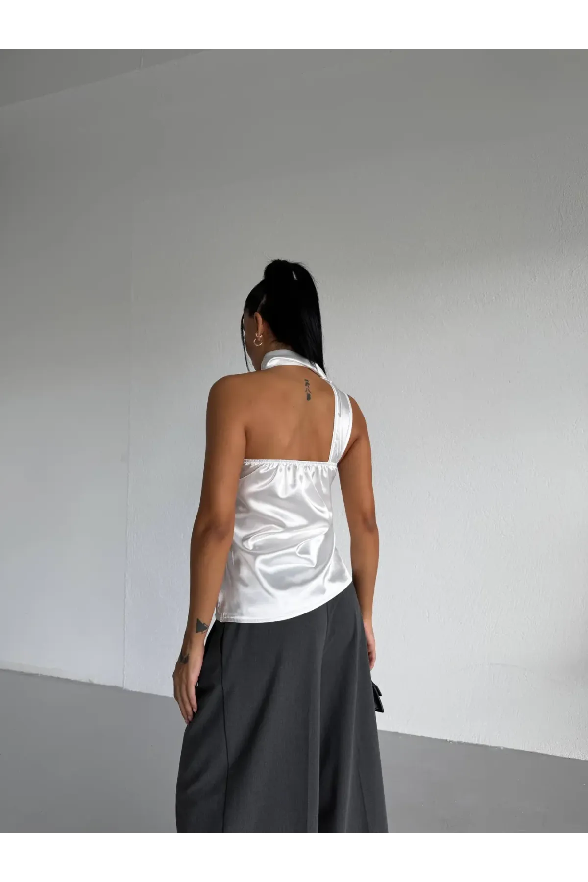 Kadın Beyaz Saten Şal Yaka Boyun Bağlamalı Asimetrik Bluz HZL26W-FRY123731