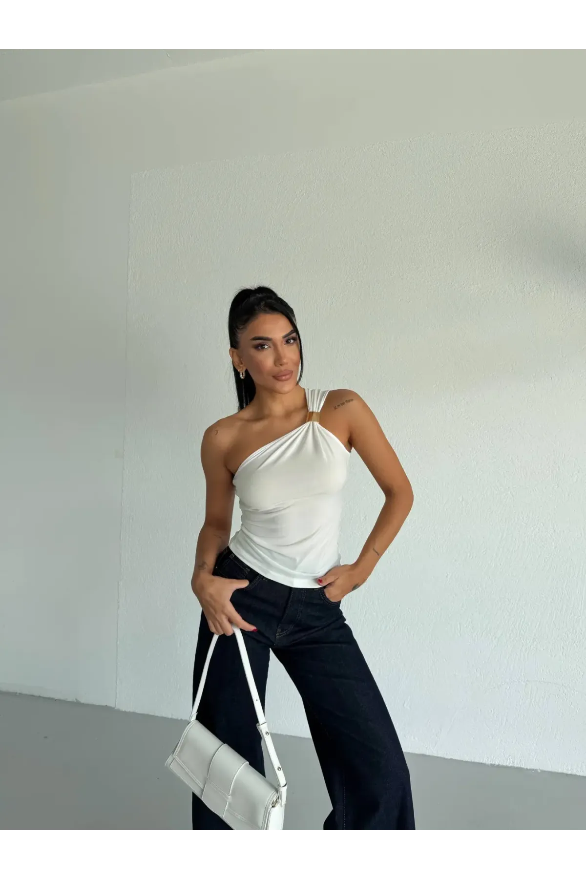 Kadın Beyaz Tek Omuz Gold Metal Detaylı Sandy Bluz HZL26S-FRY123821