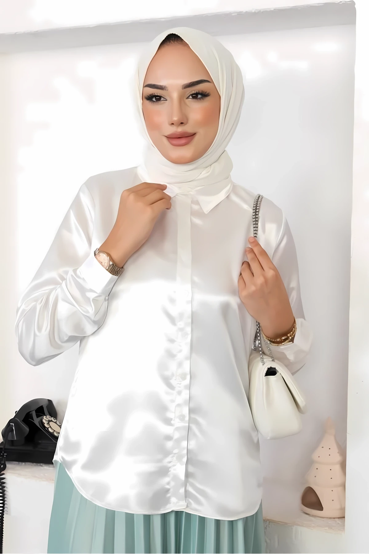 Kadın Beyaz Tesettür Küçük ve Büyük Bedenler Hafif Dökümlü Saten Yüzeyli Gömlek HZL25W-BD139641