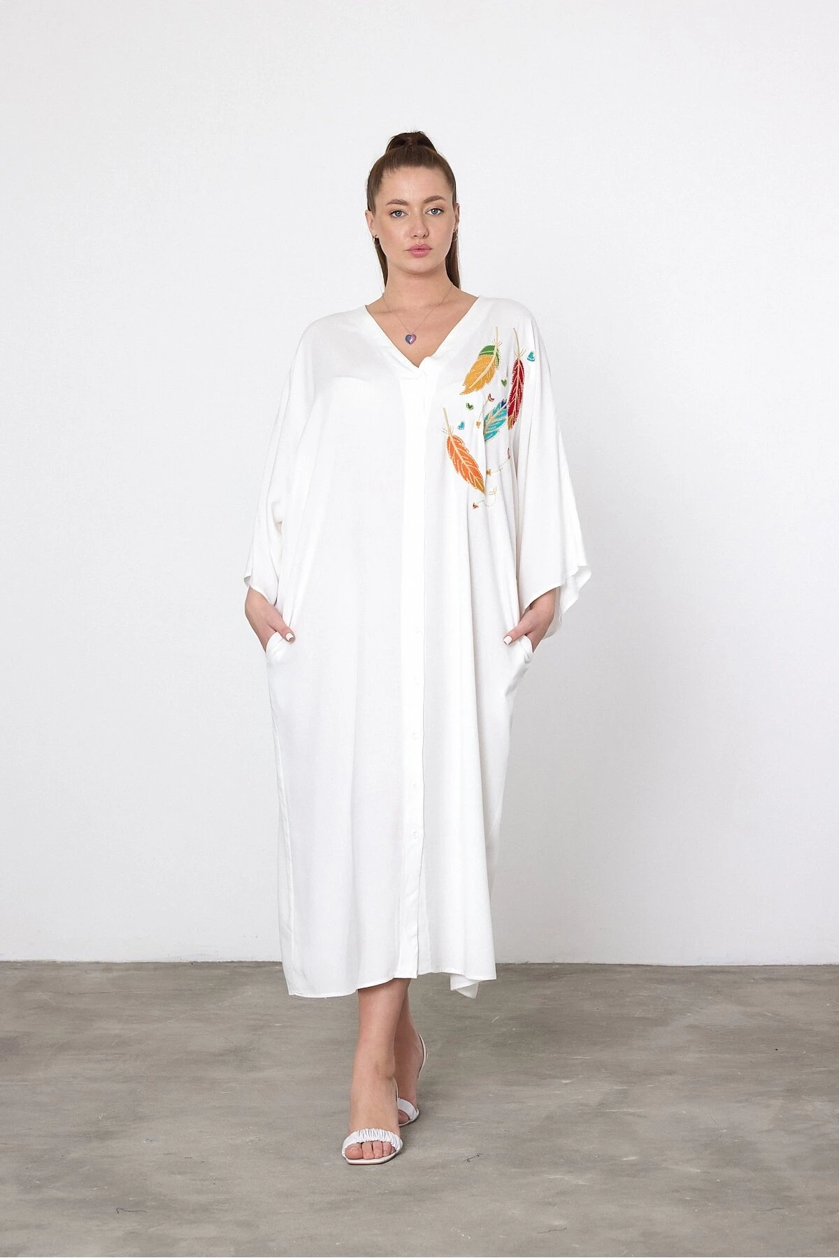 Kadın Beyaz V Yaka Nakış Detaylı Büyük Beden Gömlek Elbise HZL25S-VM10421