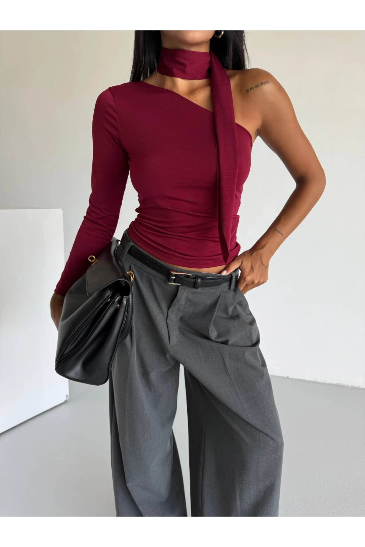 Kadın Bordo Fularlı Sandy Kumaş Asimetrik Kesim Bluz HZL25S-FRY123371