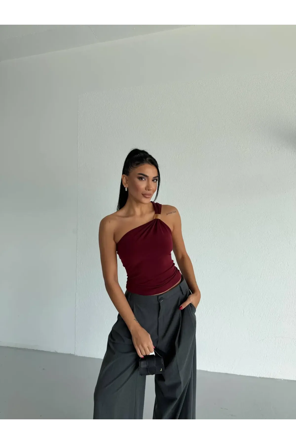 Kadın Bordo Tek Omuz Gold Metal Detaylı Sandy Bluz HZL26S-FRY123821