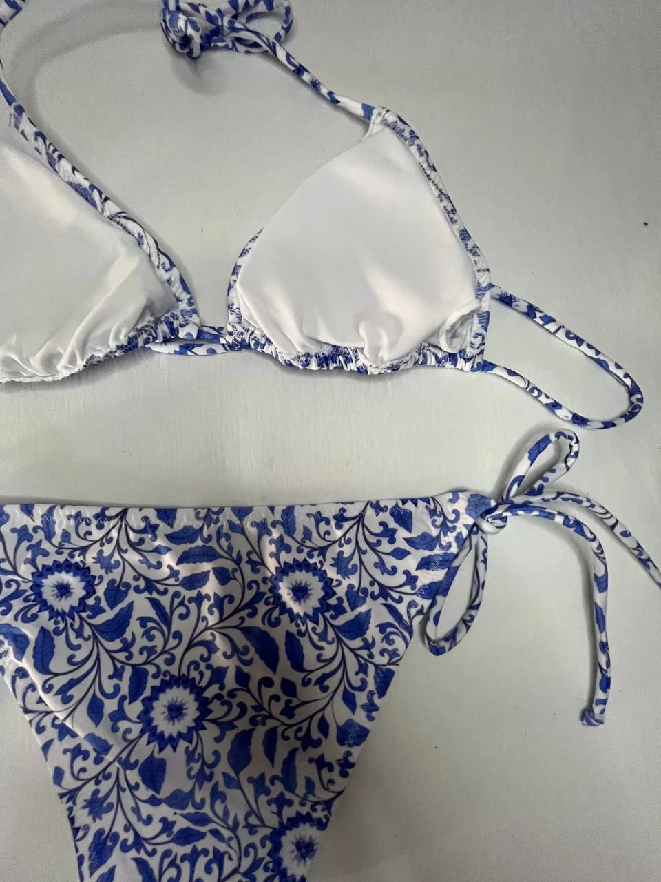 Kadın Çini Desen Mavi Beyaz Desen Boyundan İp Bağlamalı Üçgen Bikini Takımı HZL25S-LC5005