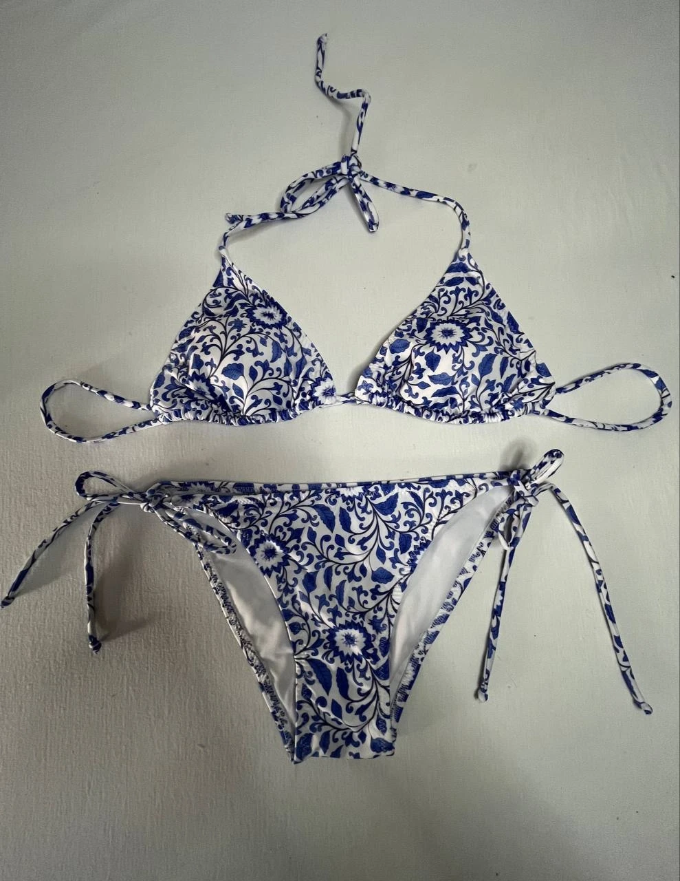 Kadın Çini Desen Mavi Beyaz Desen Boyundan İp Bağlamalı Üçgen Bikini Takımı HZL25S-LC5005