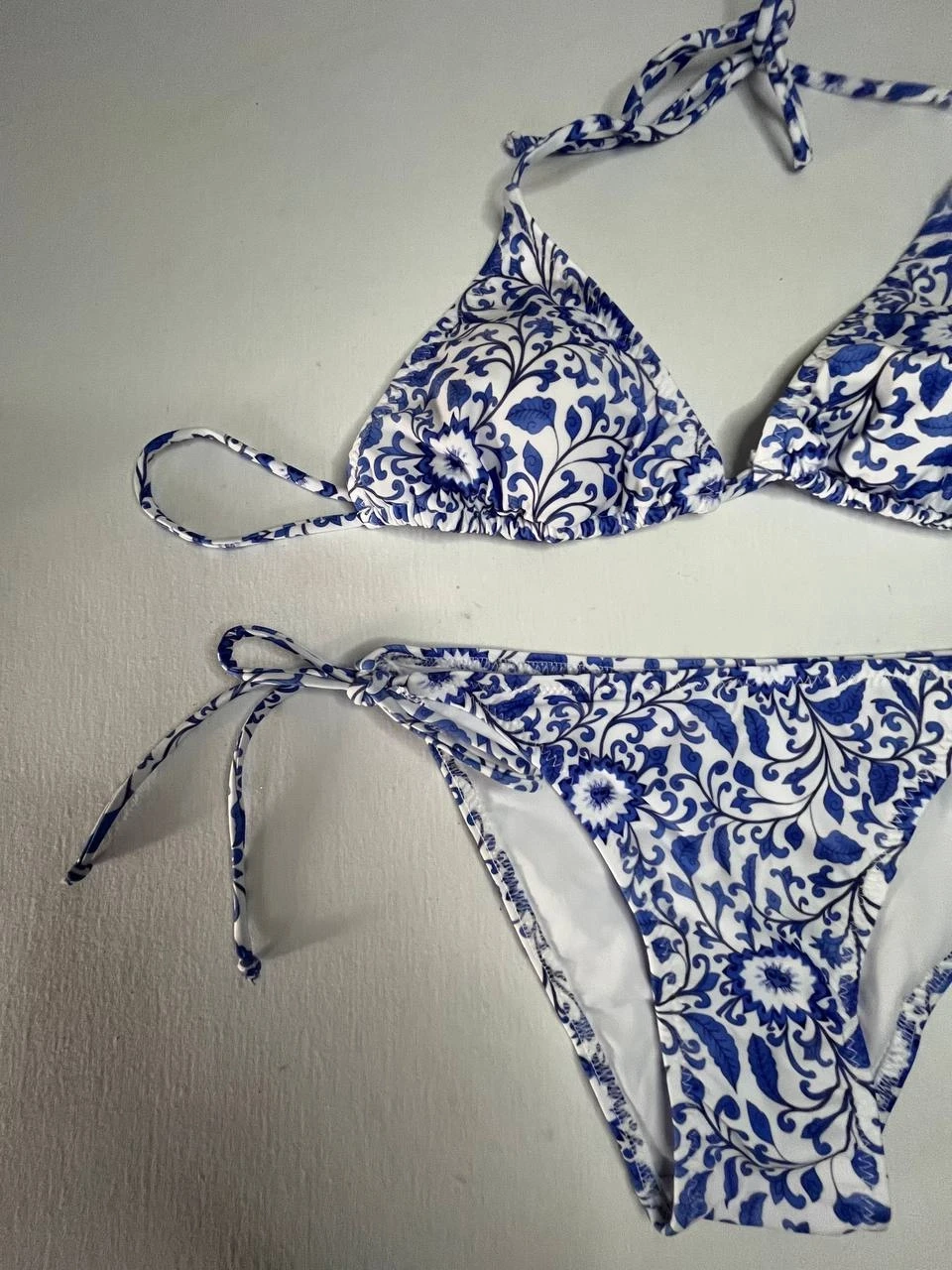 Kadın Çini Desen Mavi Beyaz Desen Boyundan İp Bağlamalı Üçgen Bikini Takımı HZL25S-LC5005