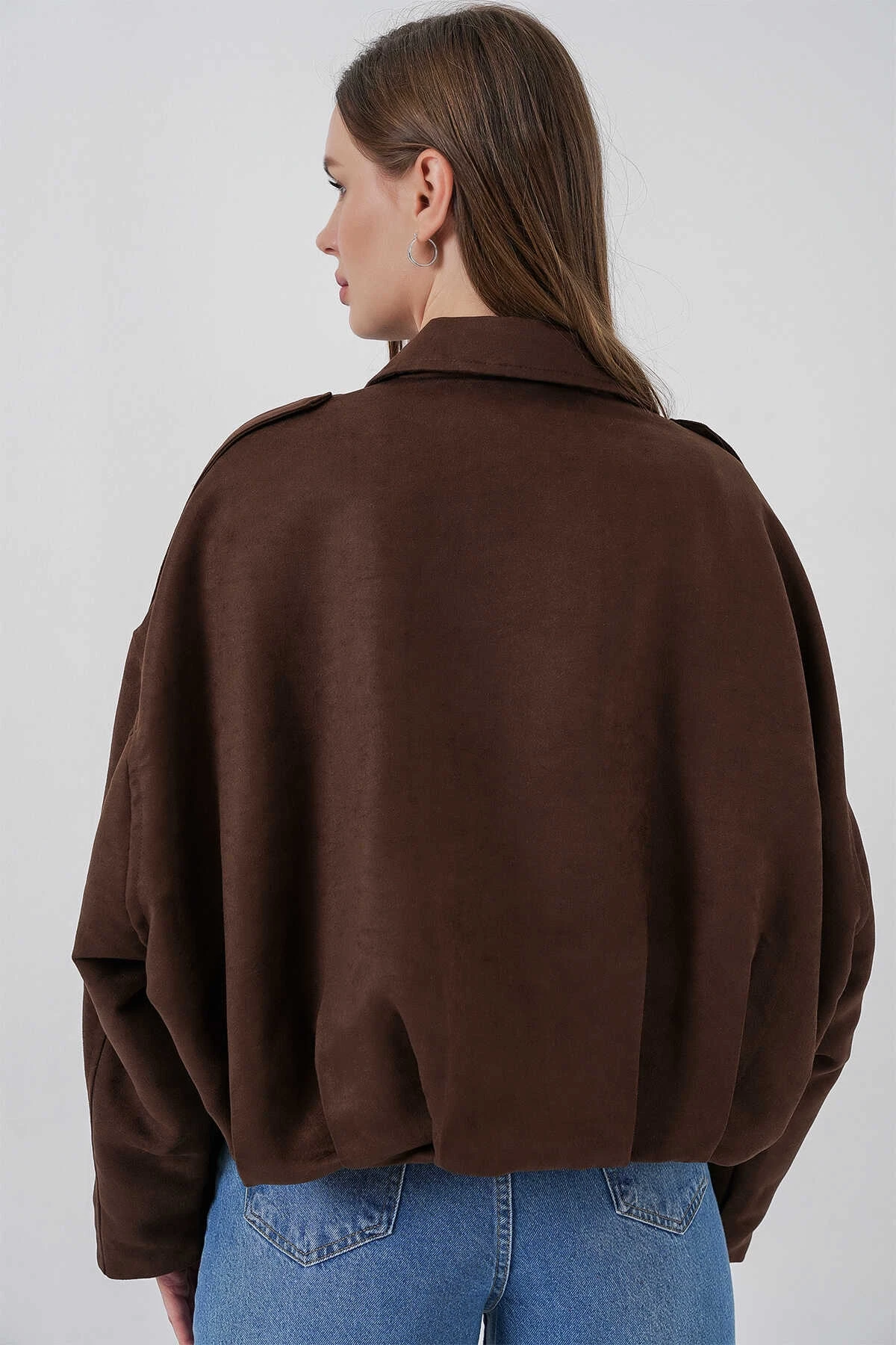 Kadın Kahverengi Oversize Fermuar ve Çıt Çıt Kapamalı Cepsiz Süet Deri Ceket HZL25W-BD107301