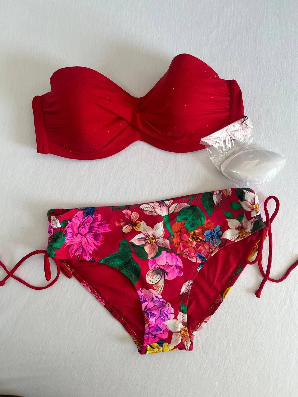 Kadın Kırmızı Taş İşlemeli Çiçek Desenli Bikini Takım HZL25S-LC3368