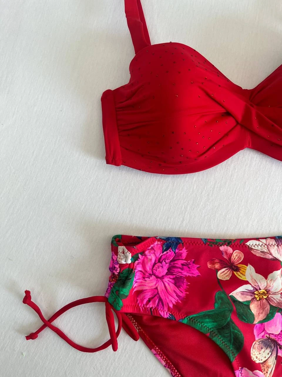 Kadın Kırmızı Taş İşlemeli Çiçek Desenli Bikini Takım HZL25S-LC3368