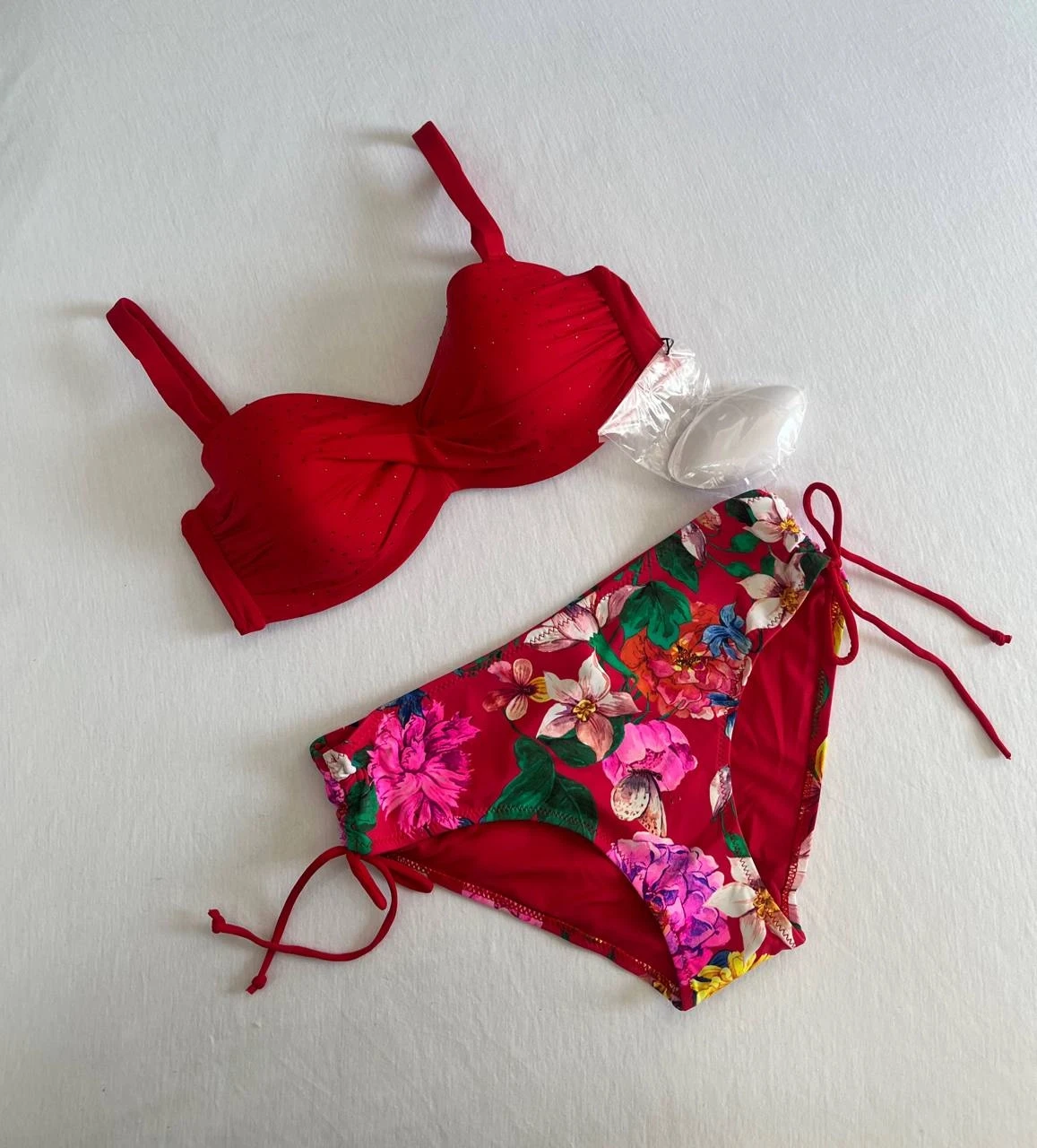 Kadın Kırmızı Taş İşlemeli Çiçek Desenli Bikini Takım HZL25S-LC3368