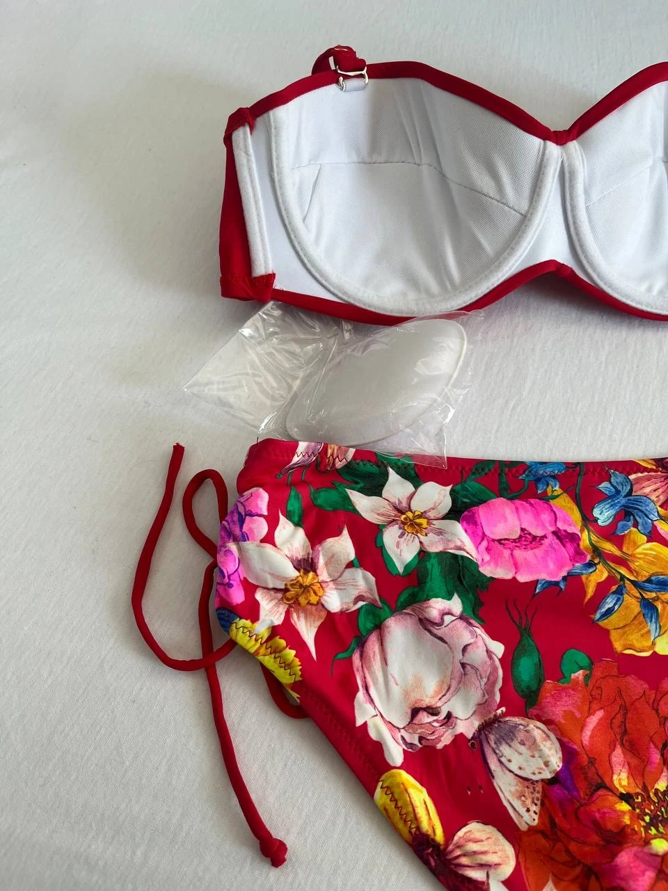 Kadın Kırmızı Taş İşlemeli Çiçek Desenli Bikini Takım HZL25S-LC3368