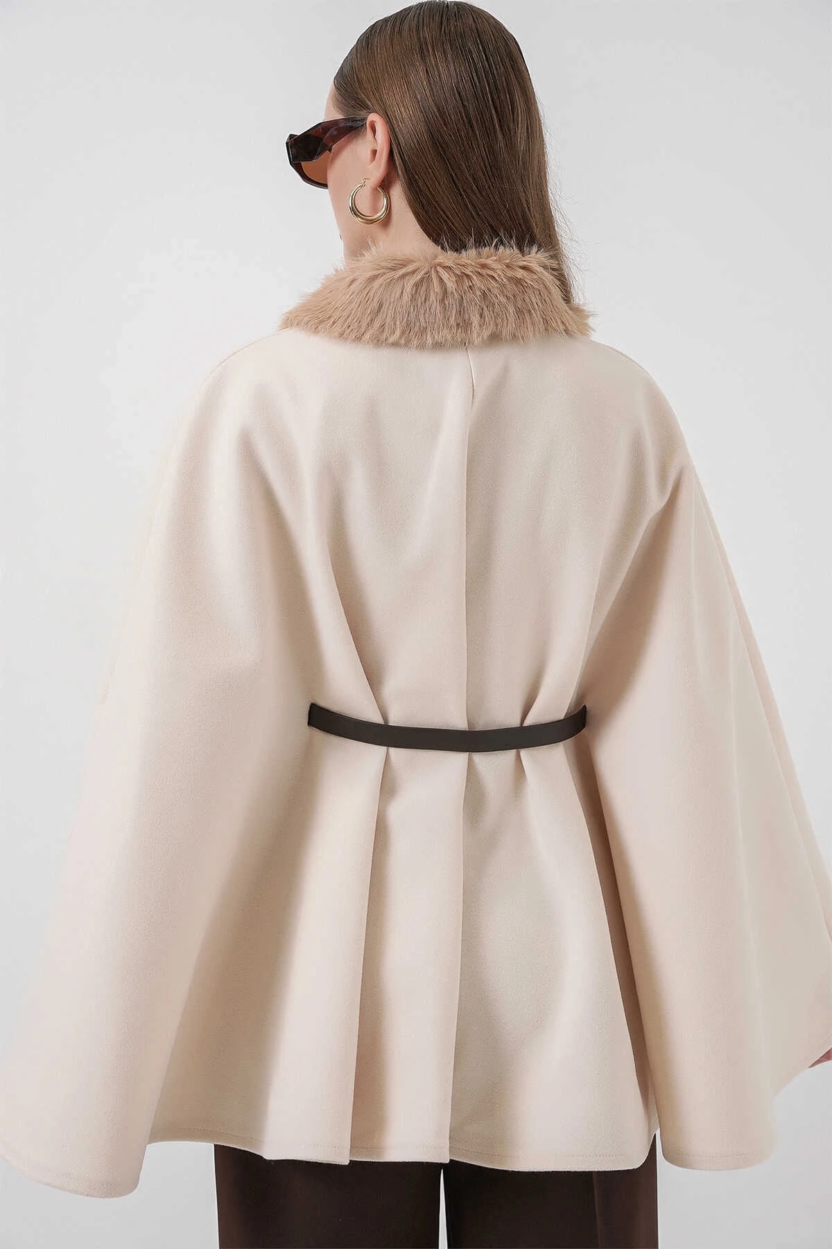 Kadın Krem Yakası Kürklü Düğmeli Kemerli Kaşe Panço HZL25W-BD191651