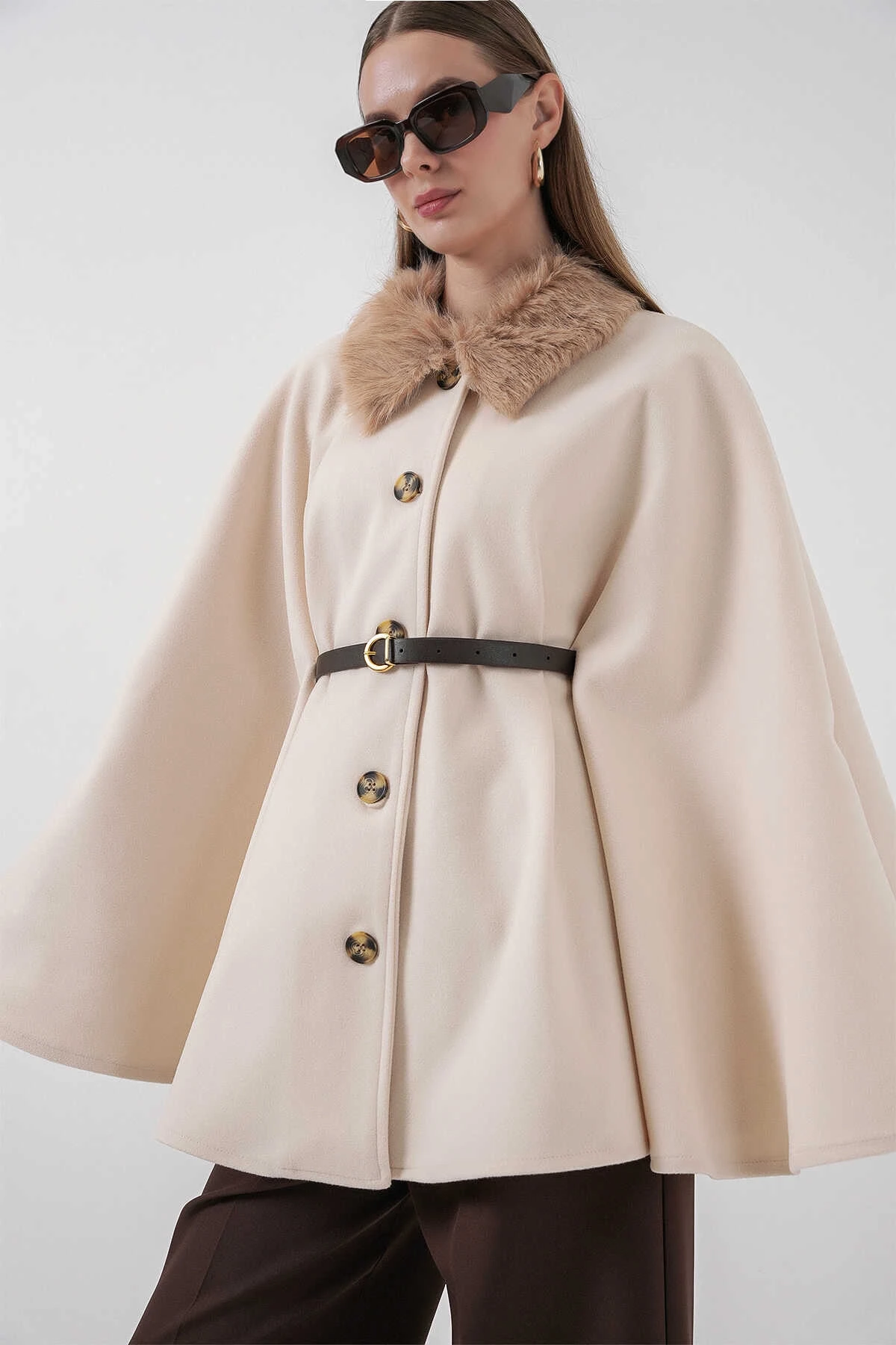 Kadın Krem Yakası Kürklü Düğmeli Kemerli Kaşe Panço HZL25W-BD191651