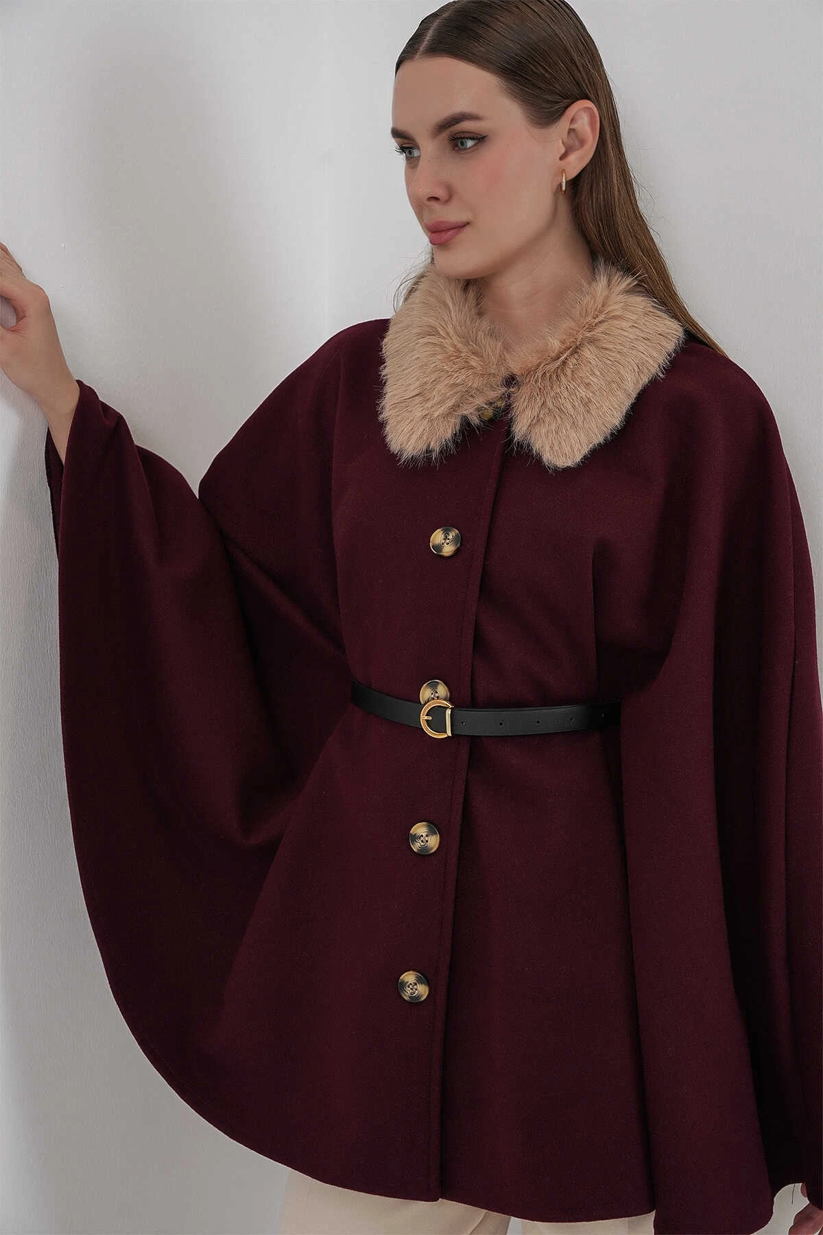 Kadın Mürdüm Yakası Kürklü Düğmeli Kemerli Kaşe Panço HZL25W-BD191651