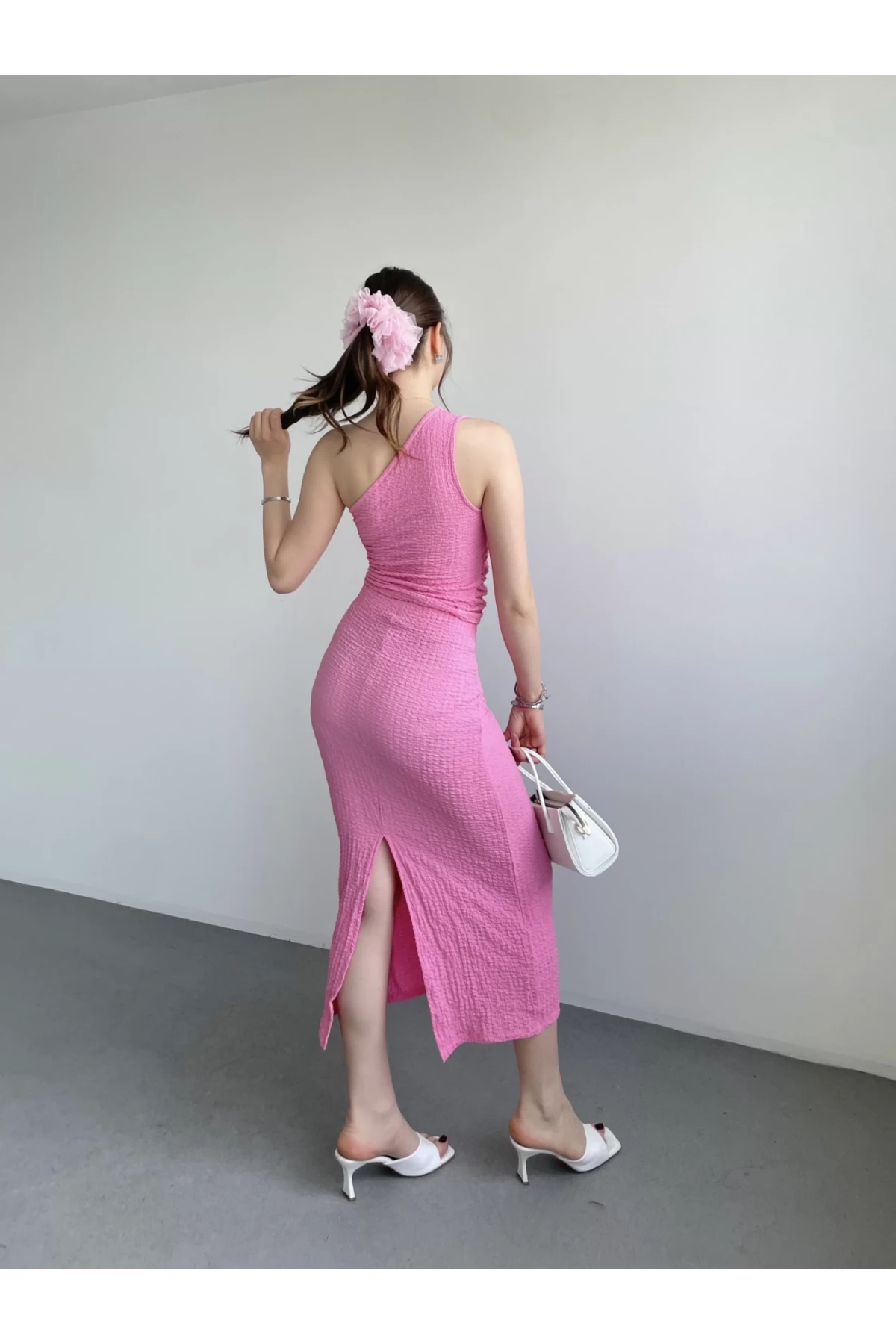 Kadın Pembe Gofre Kumaş Tek Omuz Bluz HZL25S-ZK13271