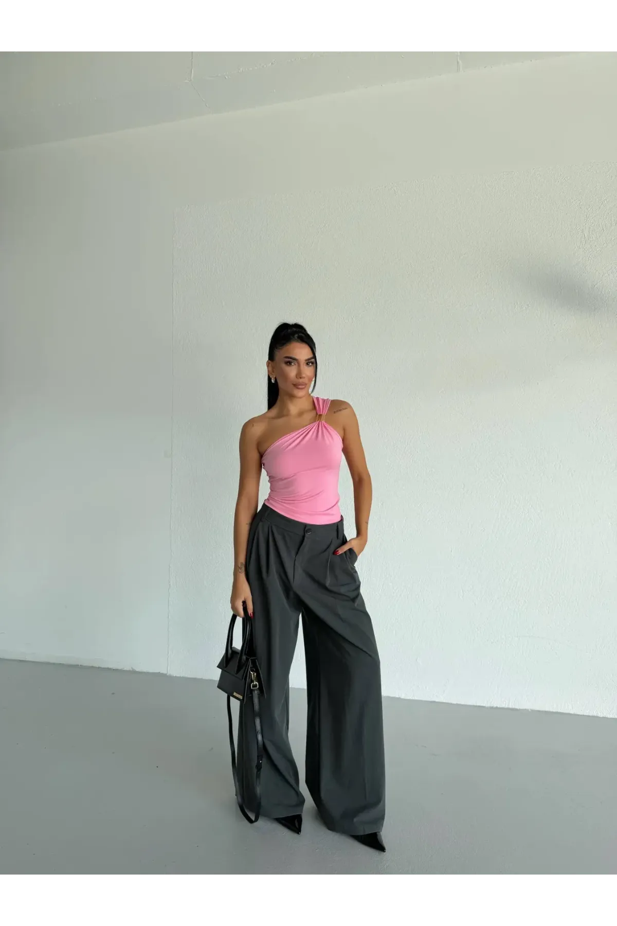 Kadın Pembe Tek Omuz Gold Metal Detaylı Sandy Bluz HZL26S-FRY123821