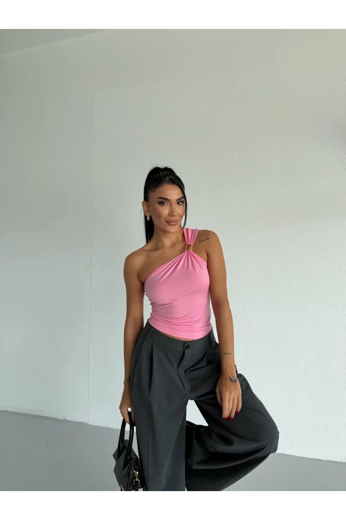 Kadın Pembe Tek Omuz Gold Metal Detaylı Sandy Bluz HZL26S-FRY123821