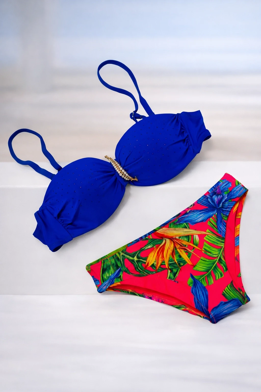 Kadın Saks Mavi Taş İşlemeli Toka Aksesuarlı Astarlı Bikini Takım HZL25S-LC208