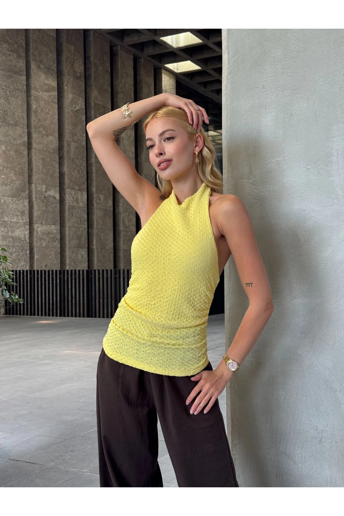 Kadın Sarı Boyundan Bağlamalı Gofre Kumaş Bluz HZL25S-ZK13631