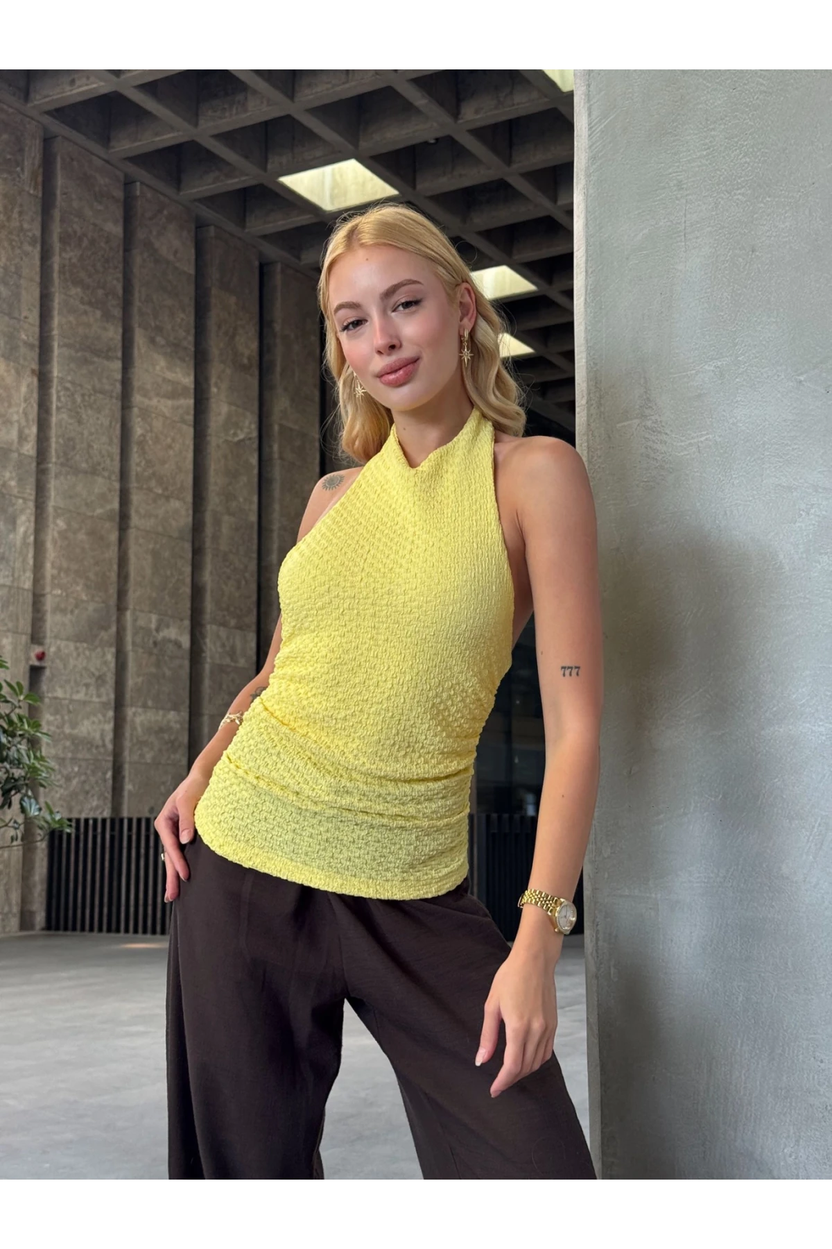 Kadın Sarı Boyundan Bağlamalı Gofre Kumaş Bluz HZL25S-ZK13631