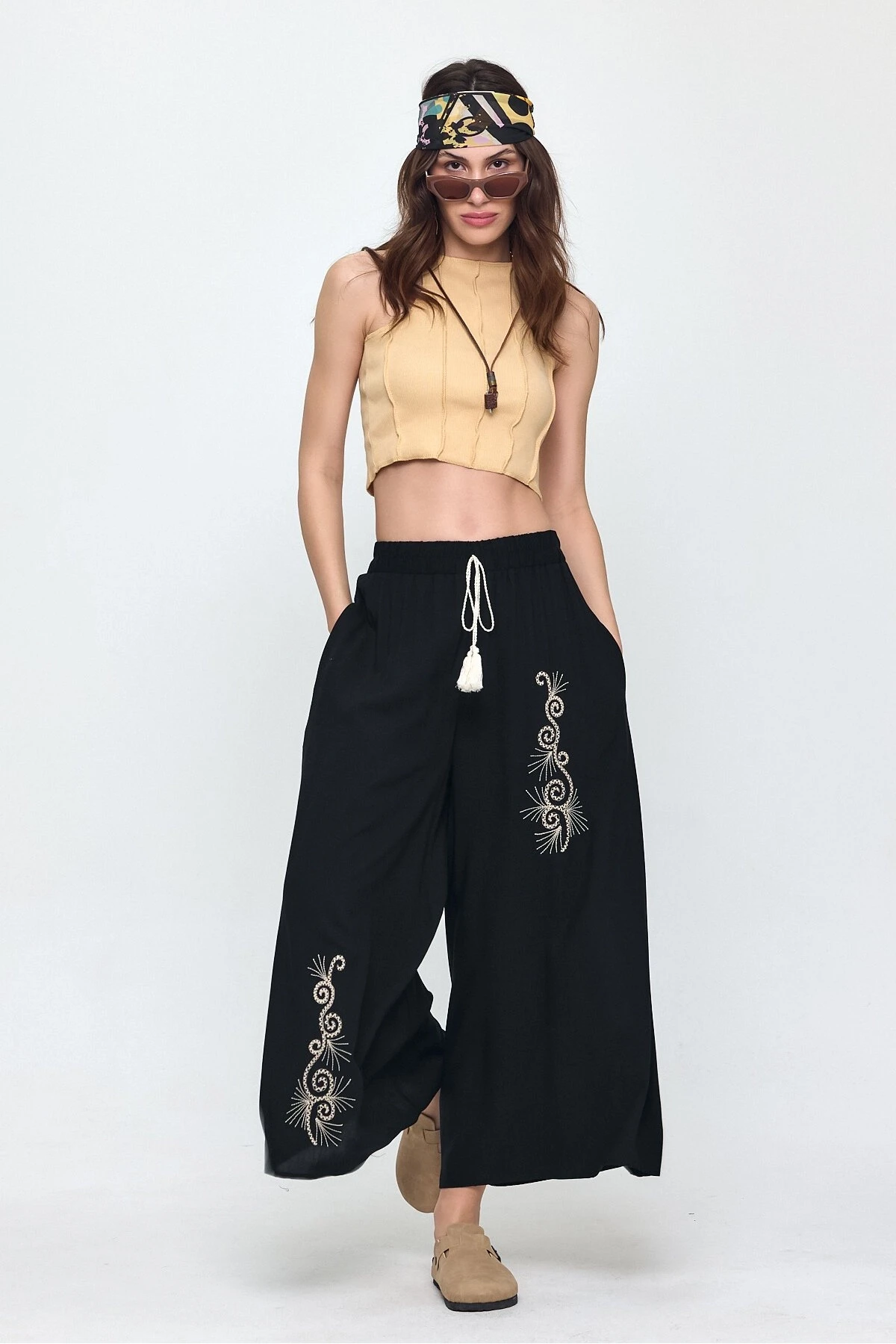 Kadın Siyah Beli Lastikli Nakış Detaylı Bol Kesim Viskon Pantolon HZL25S-VM10301