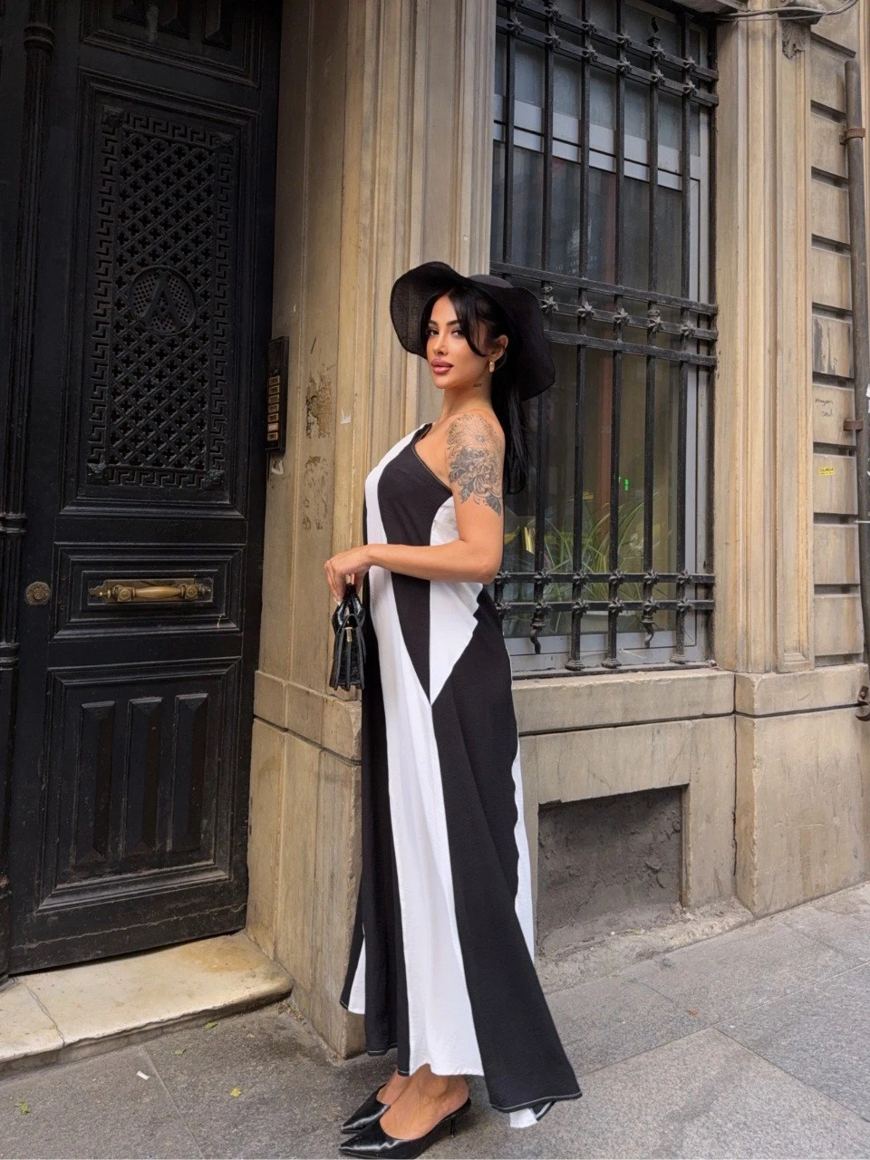 Kadın Siyah Beyaz Parça Bloklu Omuz Detay Elbise HZL25S-DSB107651