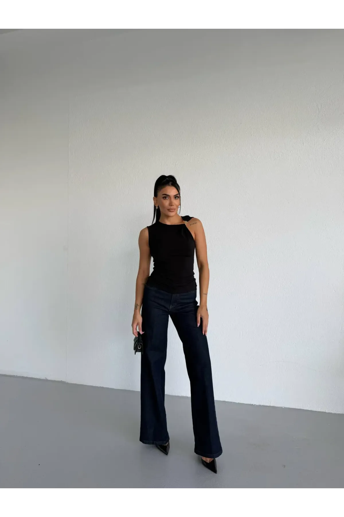 Kadın Siyah Bisiklet Yaka Gold Tokalı Omuz Detaylı Bluz HZL26W-FRY123761