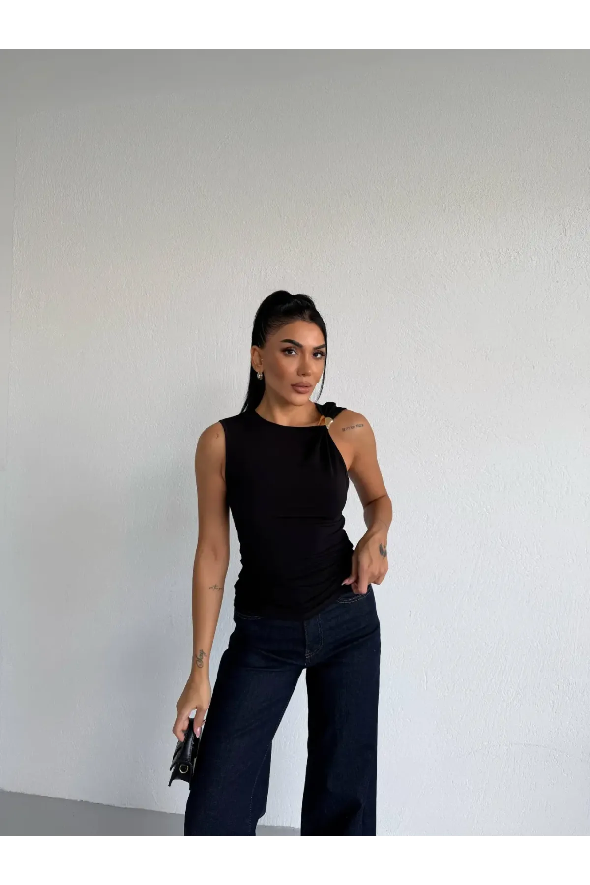 Kadın Siyah Bisiklet Yaka Gold Tokalı Omuz Detaylı Bluz HZL26W-FRY123761