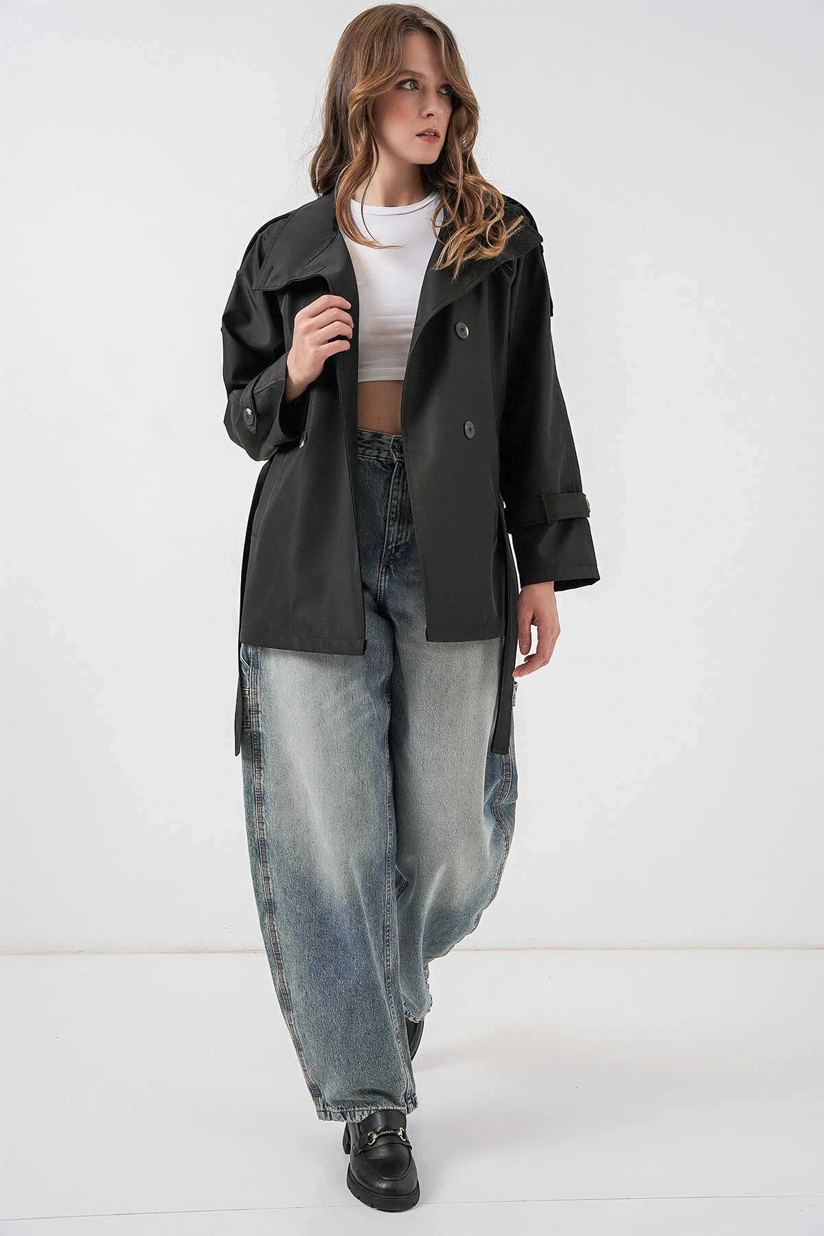 Kadın Siyah Dik Yaka Kuşaklı Astarlı Kısa Trençkot HZL25W-BD159801