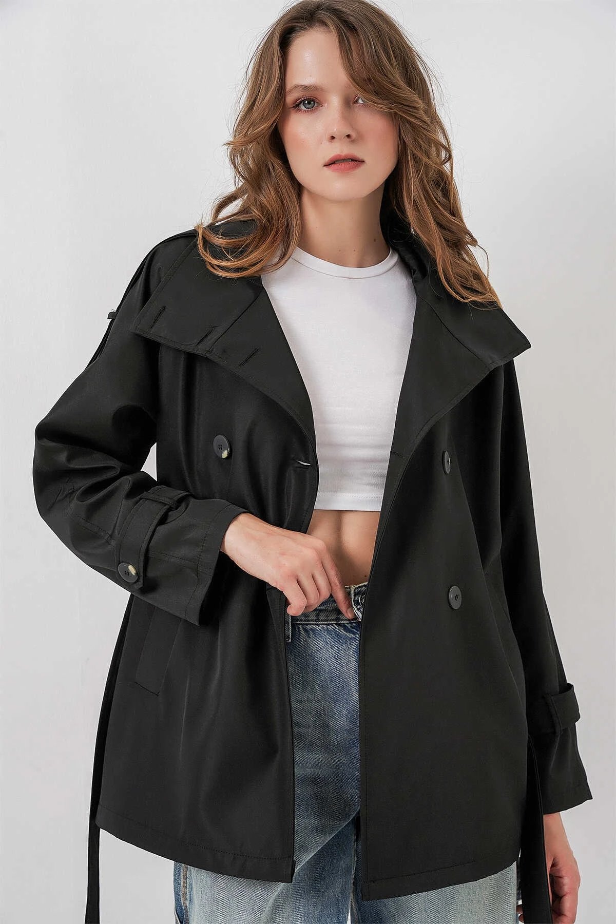 Kadın Siyah Dik Yaka Kuşaklı Astarlı Kısa Trençkot HZL25W-BD159801