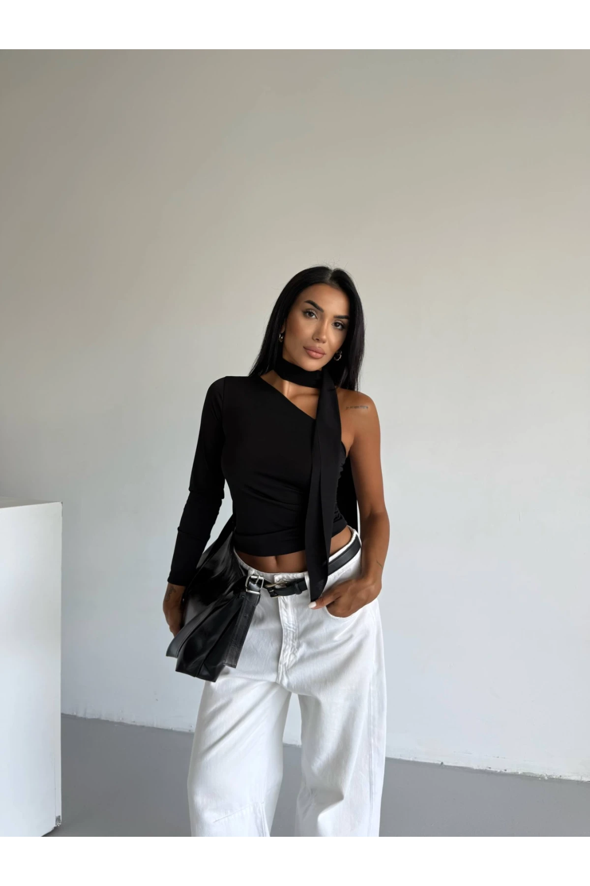 Kadın Siyah Fularlı Sandy Kumaş Asimetrik Kesim Bluz HZL25S-FRY123371