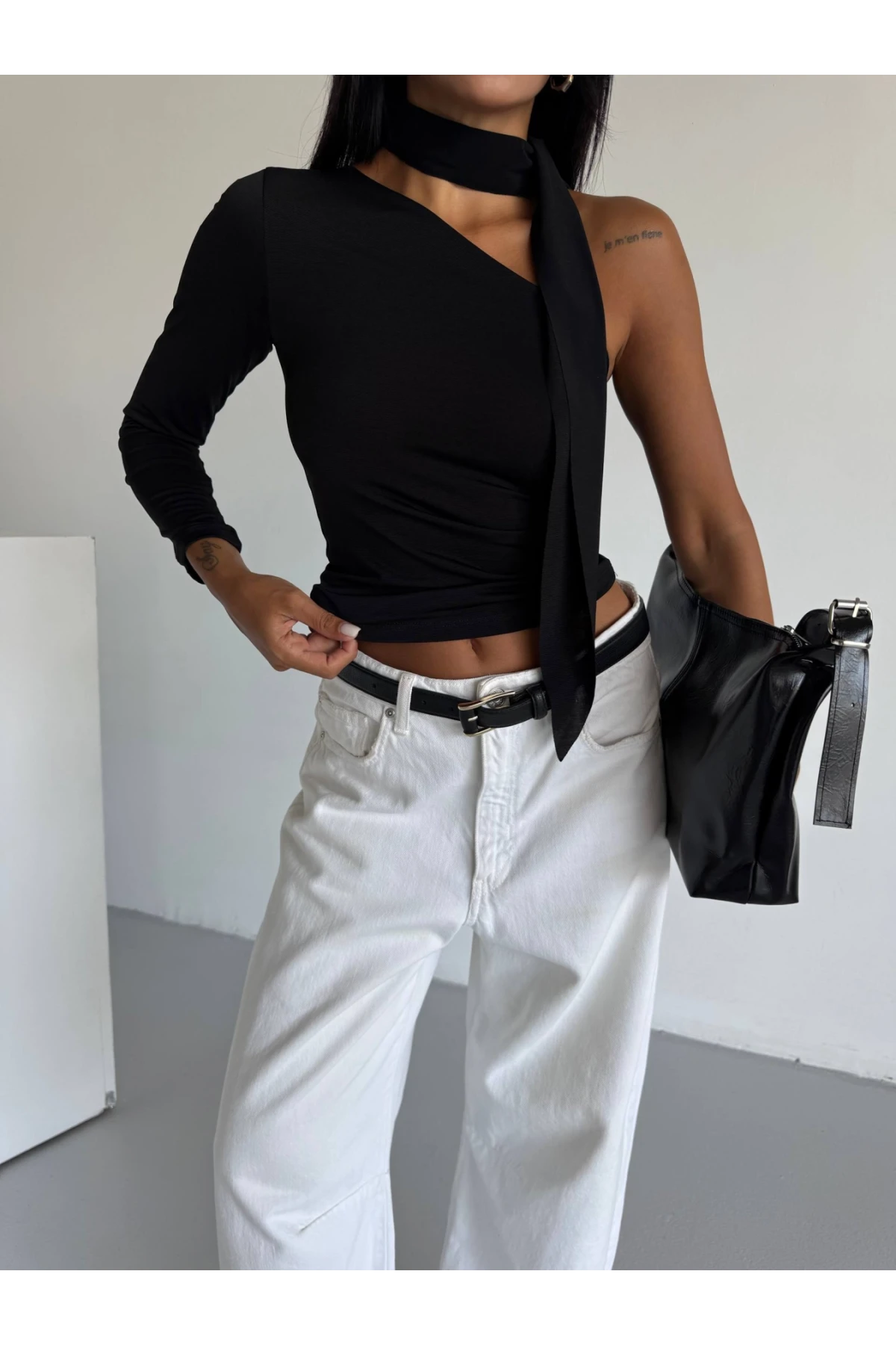 Kadın Siyah Fularlı Sandy Kumaş Asimetrik Kesim Bluz HZL25S-FRY123371