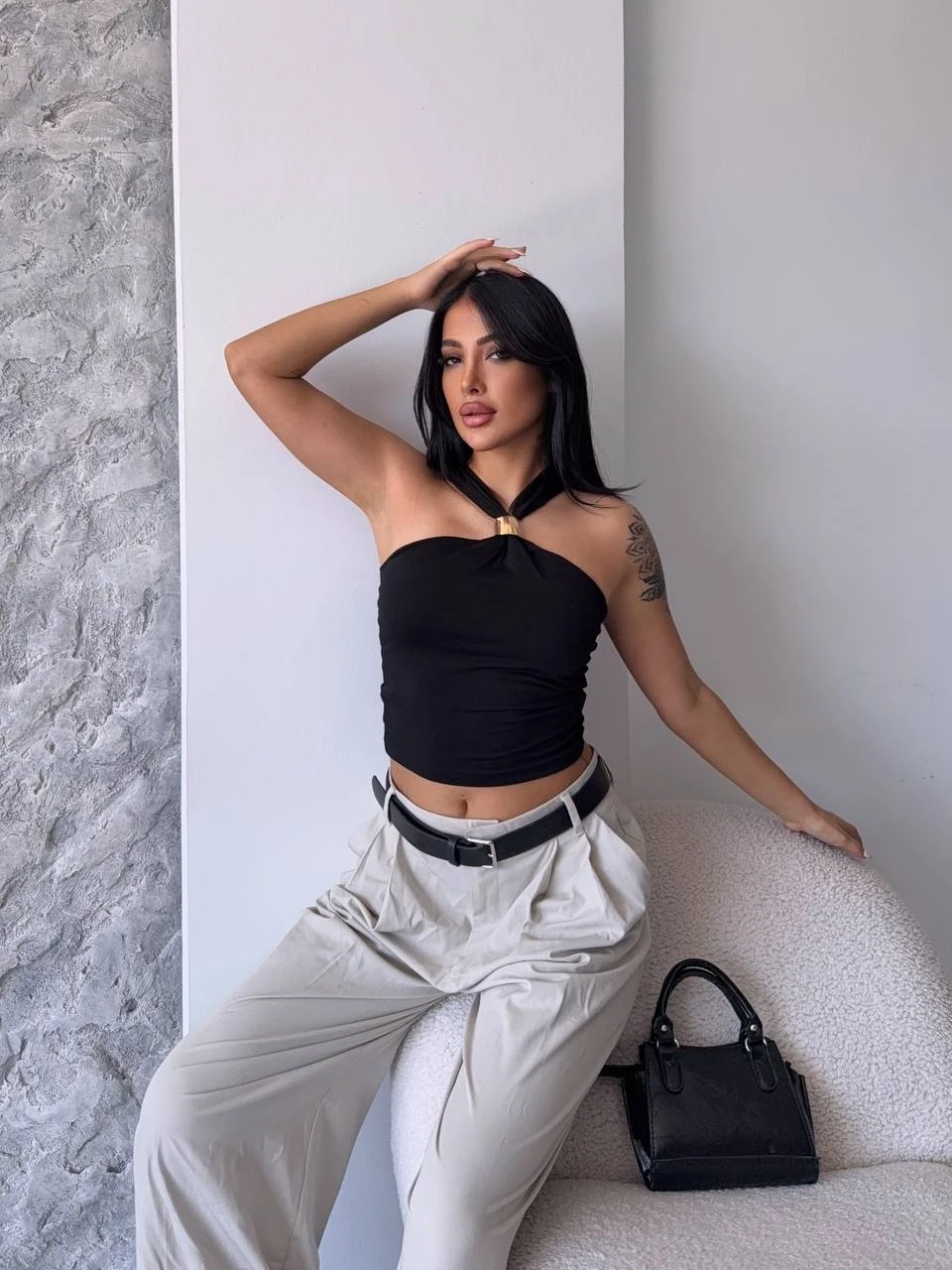 Kadın Siyah Halter Yaka Metal Detaylı Şık Crop Bluz HZL25S-FRY123251