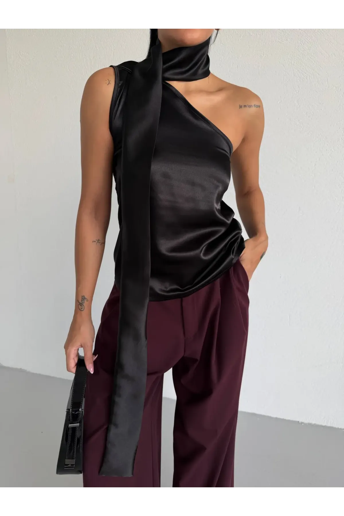 Kadın Siyah Saten Şal Yaka Boyun Bağlamalı Asimetrik Bluz HZL26W-FRY123731