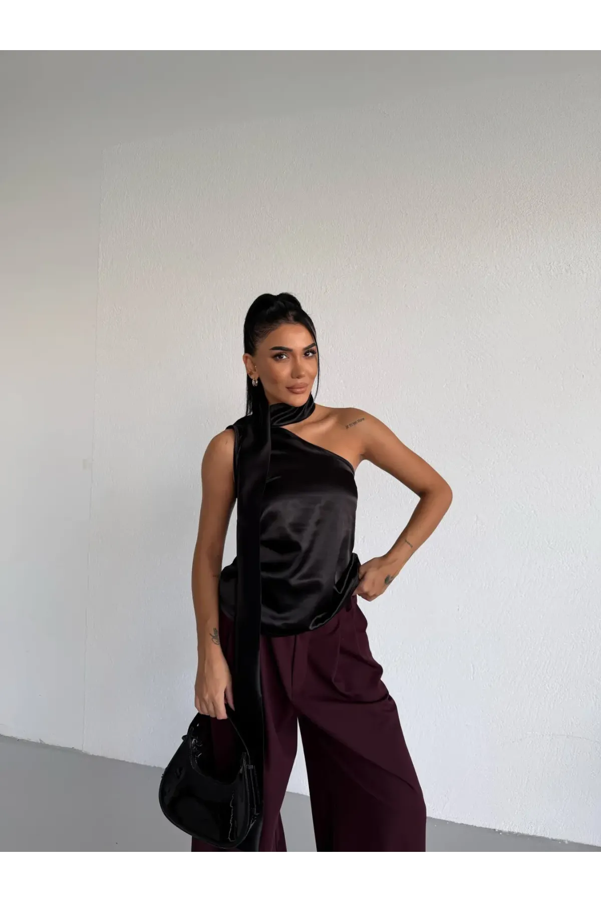 Kadın Siyah Saten Şal Yaka Boyun Bağlamalı Asimetrik Bluz HZL26W-FRY123731