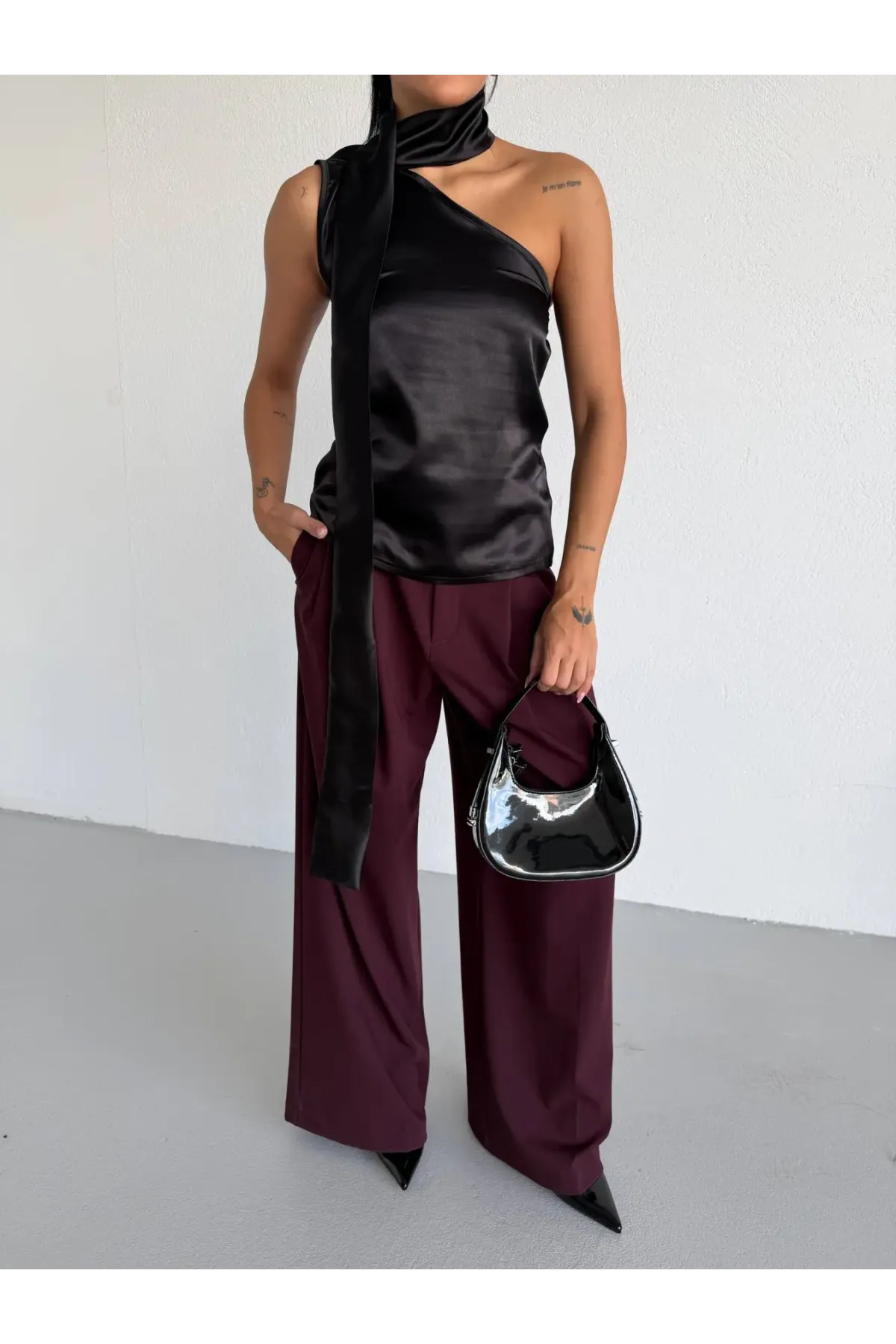 Kadın Siyah Saten Şal Yaka Boyun Bağlamalı Asimetrik Bluz HZL26W-FRY123731