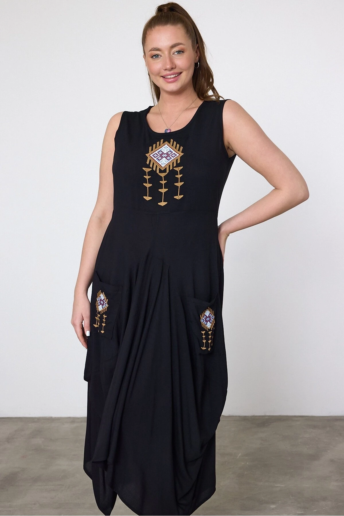 Kadın Siyah Sıfır Kol Nakış Detaylı Cepli Şalvar Elbise HZL25S-VM10351