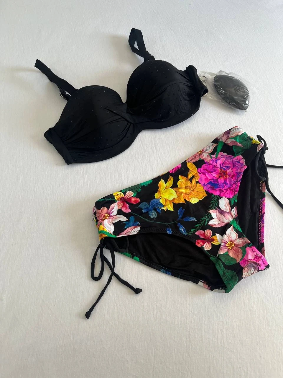 Kadın Siyah Taş İşlemeli Çiçek Desenli Bikini Takım HZL25S-LC3368