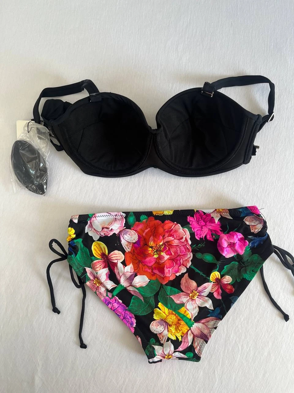 Kadın Siyah Taş İşlemeli Çiçek Desenli Bikini Takım HZL25S-LC3368