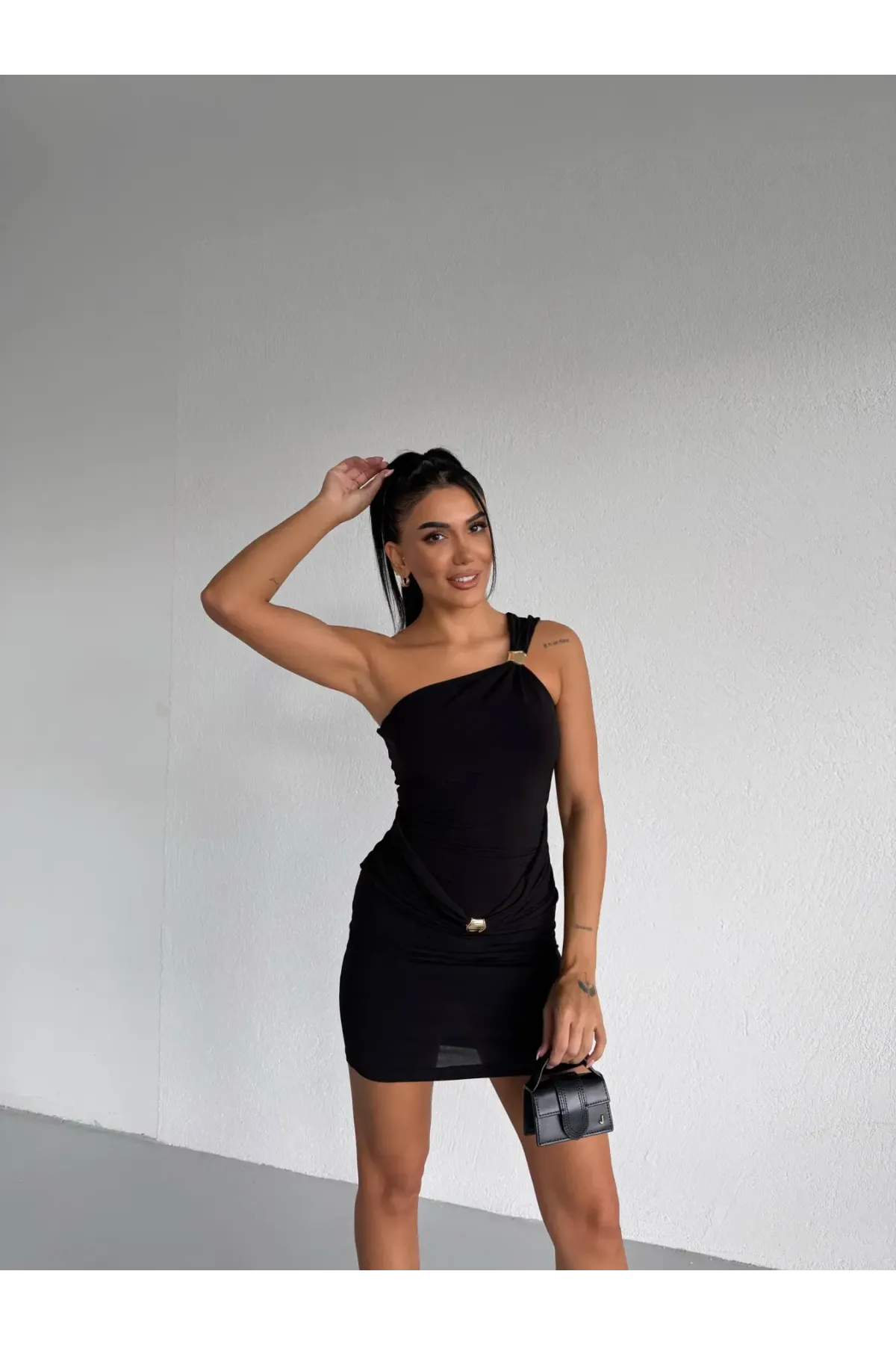 Kadın Siyah Tek Omuz Gold Aksesuarlı Sandy Mini Elbise HZL26W-FRY123781