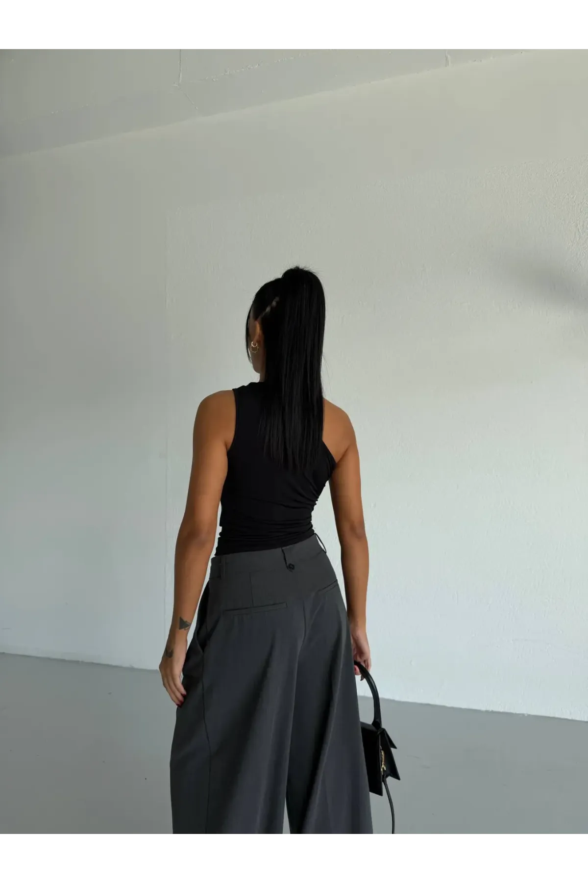 Kadın Siyah Tek Omuz Gold Metal Detaylı Sandy Bluz HZL26S-FRY123821