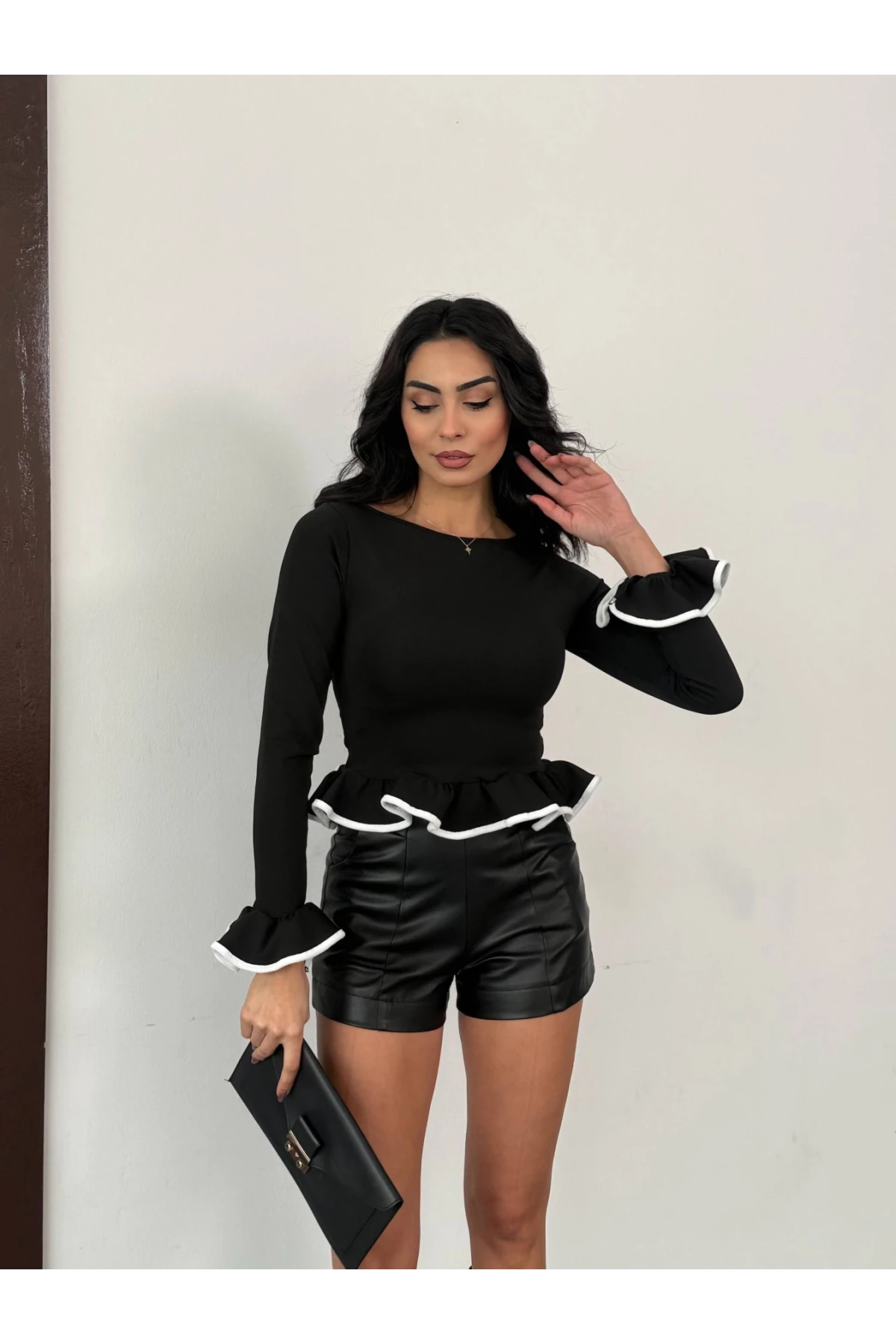 Kadın Siyah Uzun Kollu Volanlı ve Biyeli Dalgıç Kumaş Bluz HZL25W-FRY123651