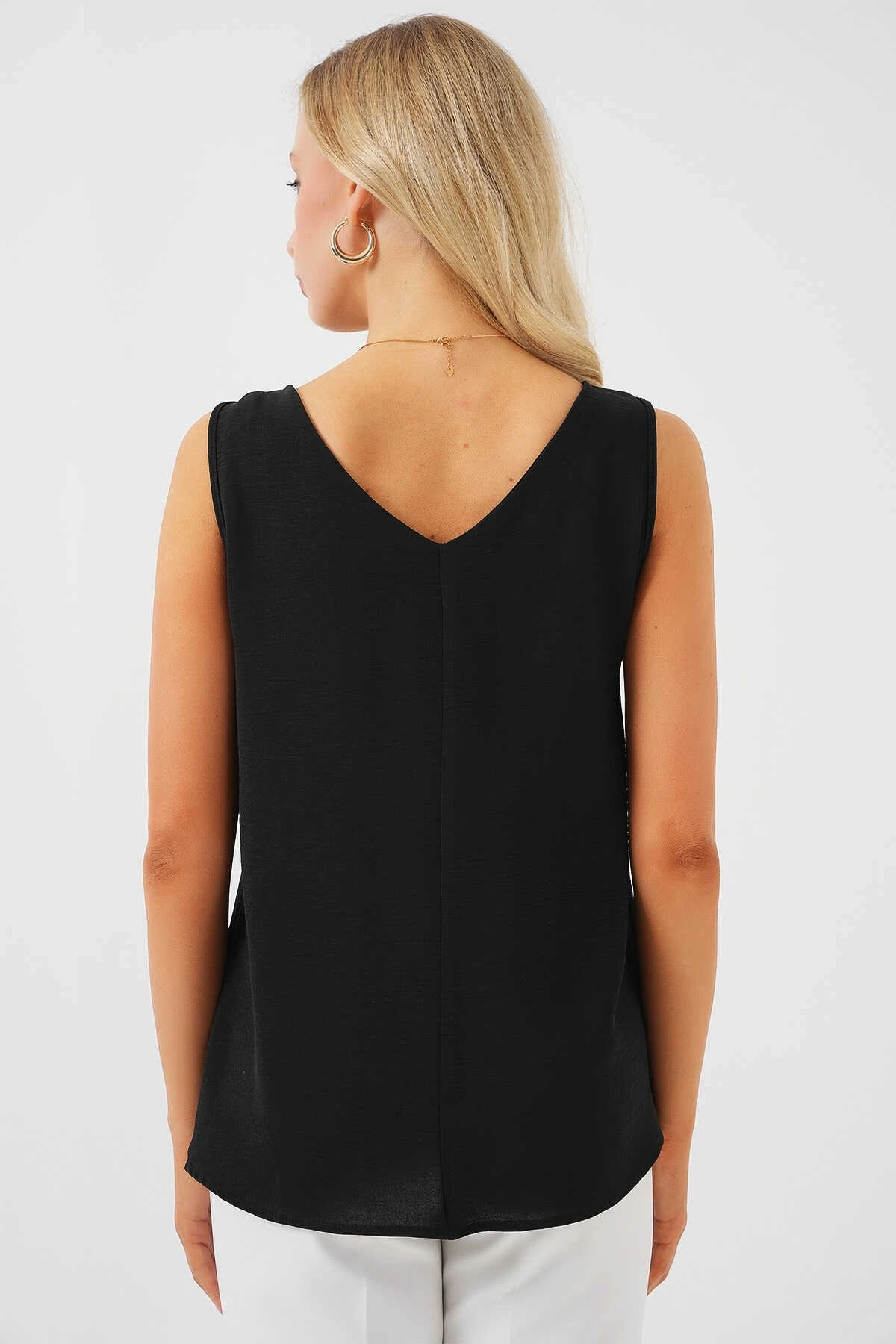 Kadın Siyah V Yaka Sıfır Kol Bluz HZL25S-BD19501