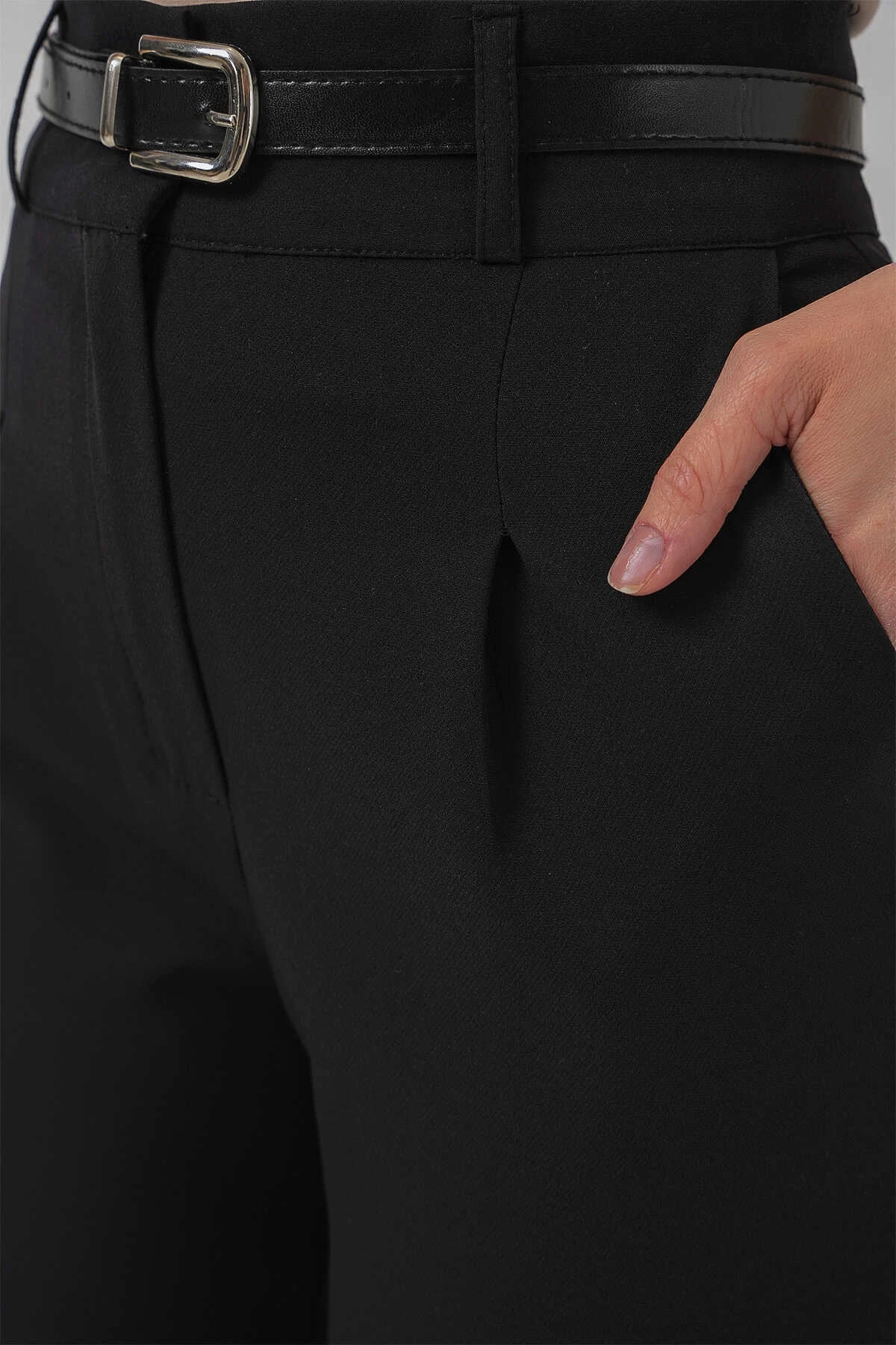 Kadın Siyah Yüksel Bel Kemerli Kumaş Pantolon HZL25S-BD167251