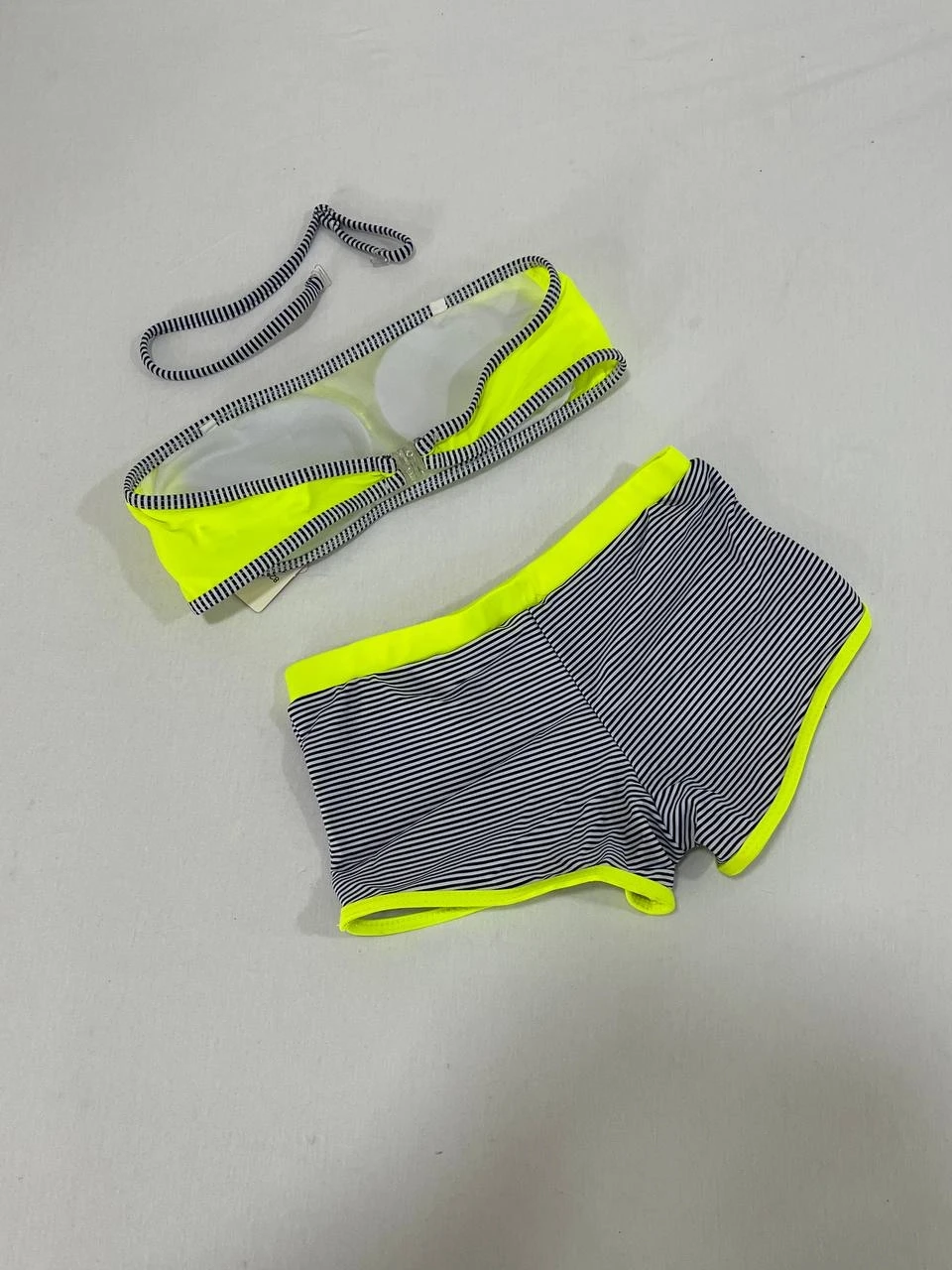 Kız Çocuk Neon Sarı Siyah Çizgili Şortlu 4-12 Yaş Straplez Bikini Takım HZL24S-LC9034